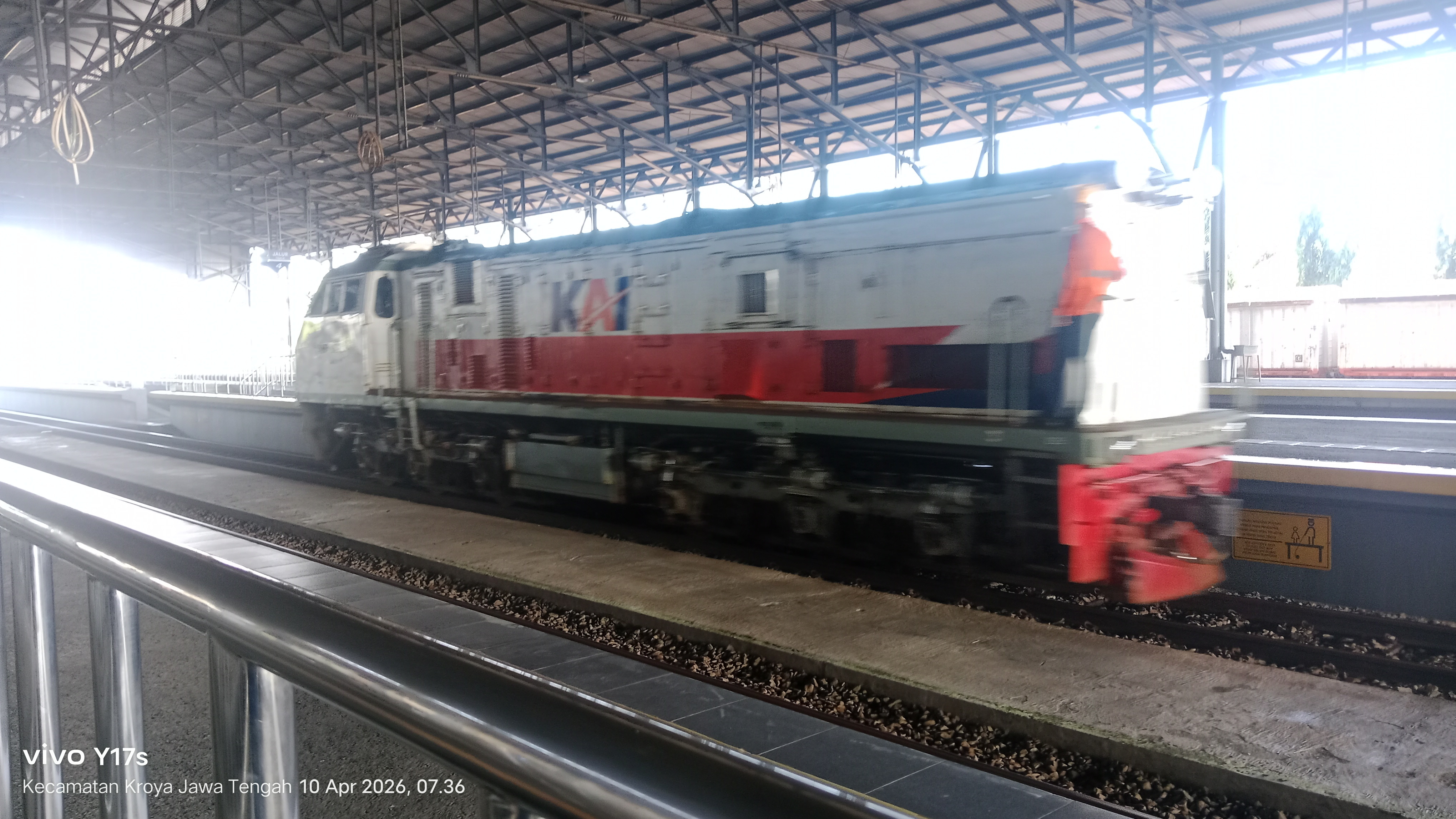 Langsiran lokomotif di Stasiun Indonesia - foto kereta api terbaru