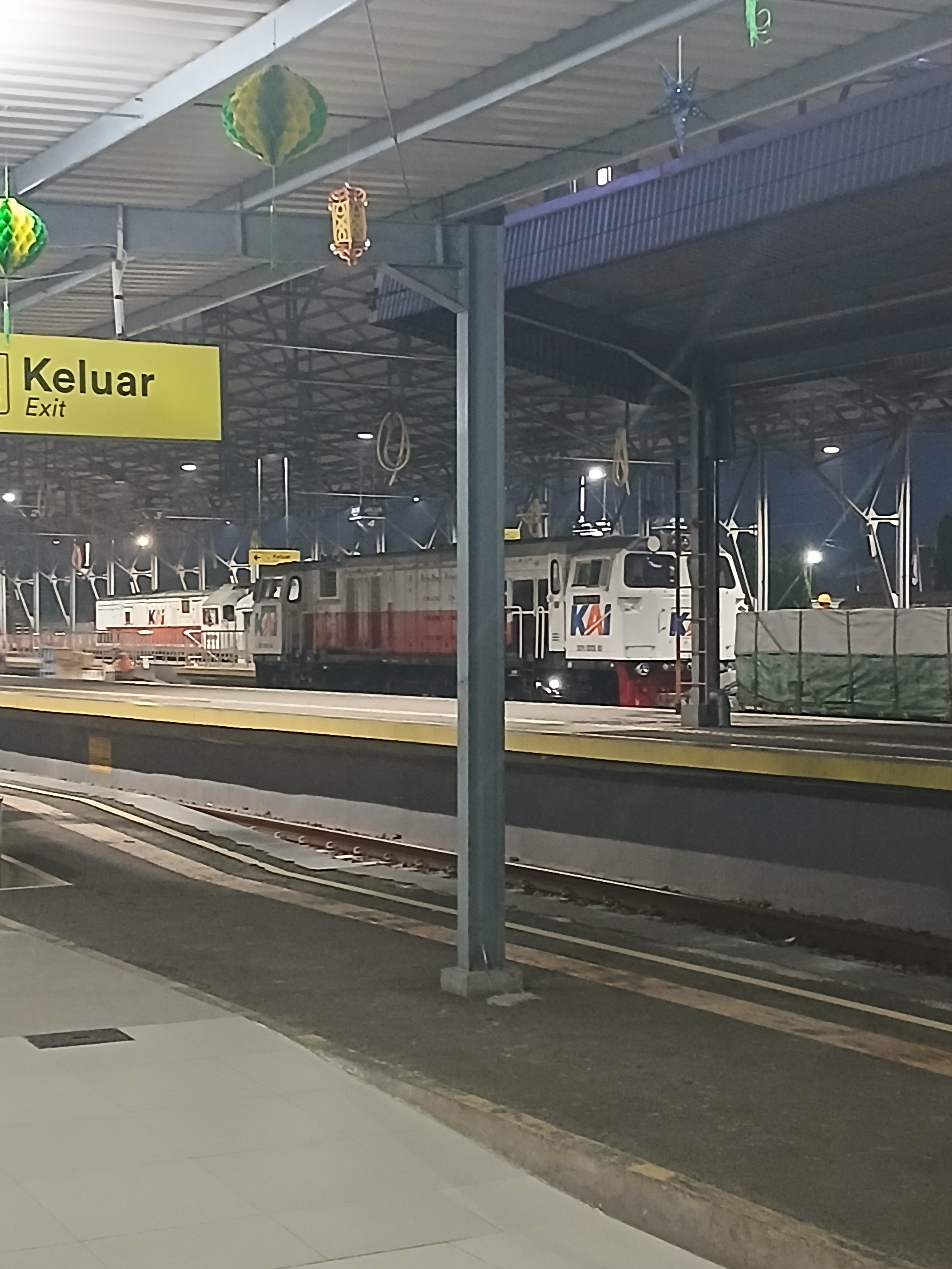 Lok cc 206 dan cc 201 di Stasiun Indonesia - foto kereta api terbaru