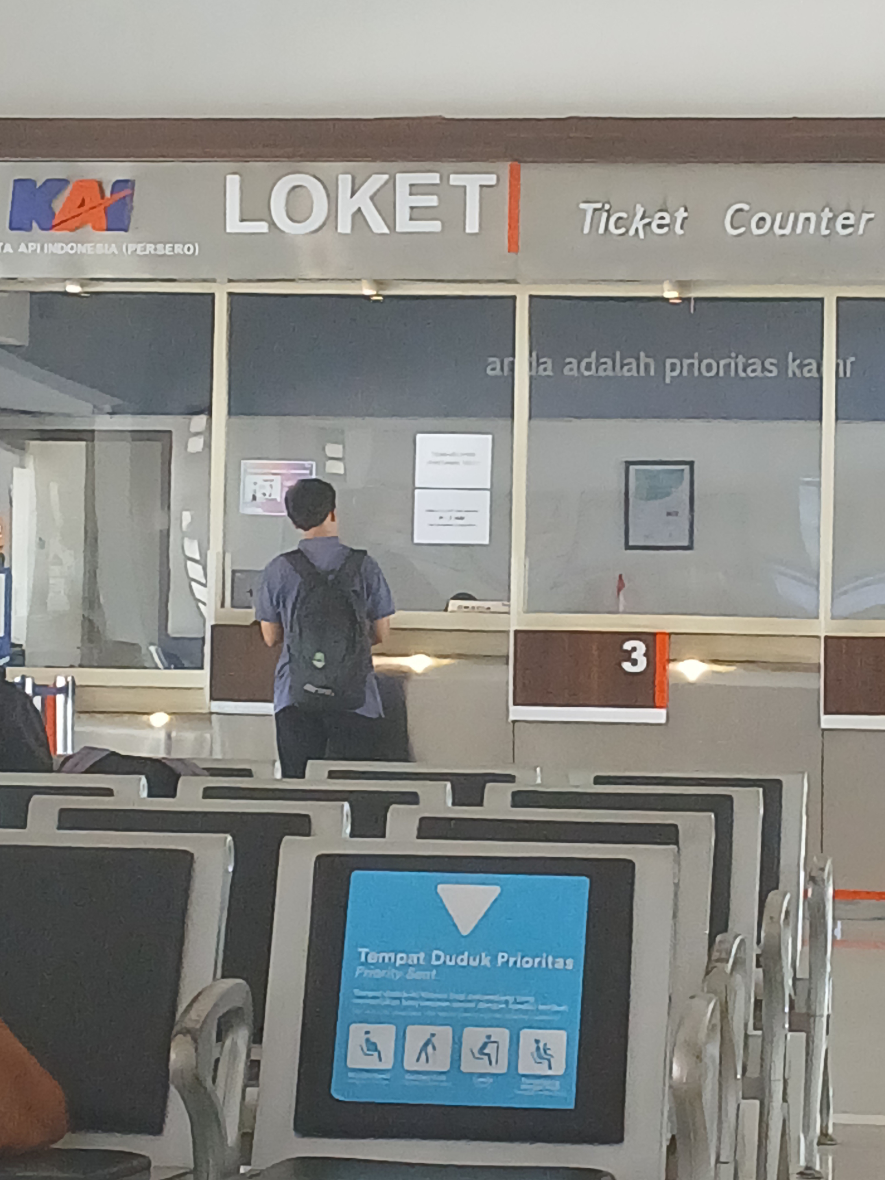 Loket stasiun kroya di Indonesia - foto kereta api