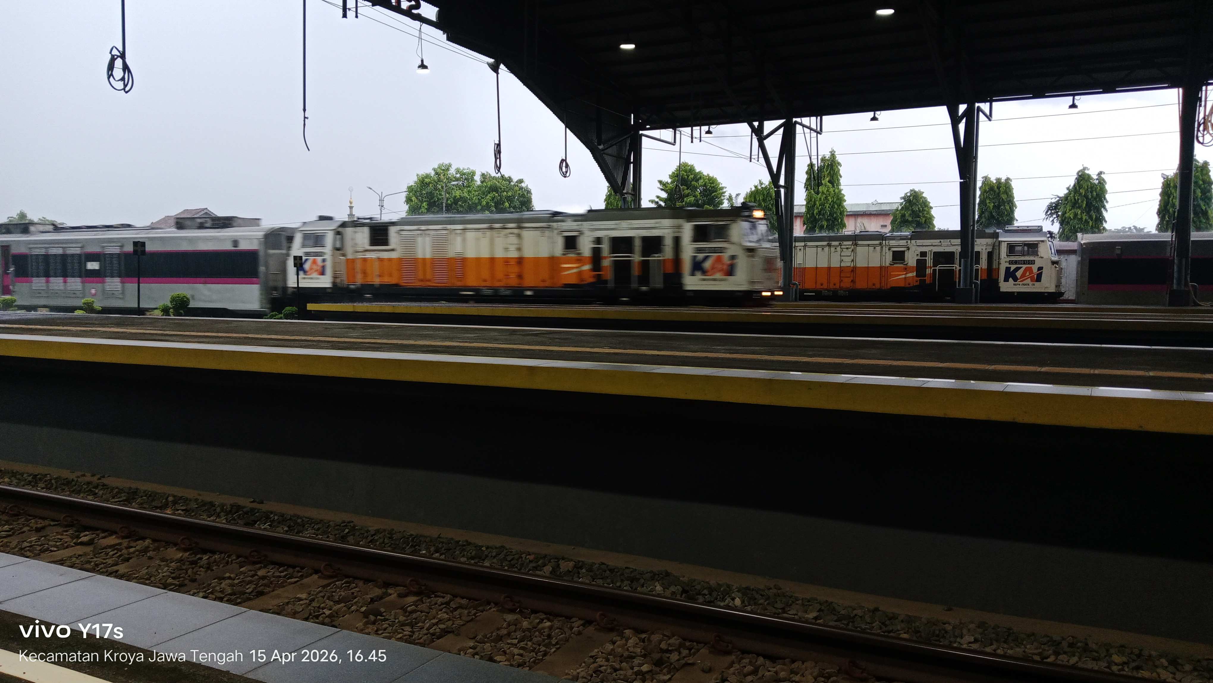 Lokomotif bersimpangan di Indonesia - foto kereta api