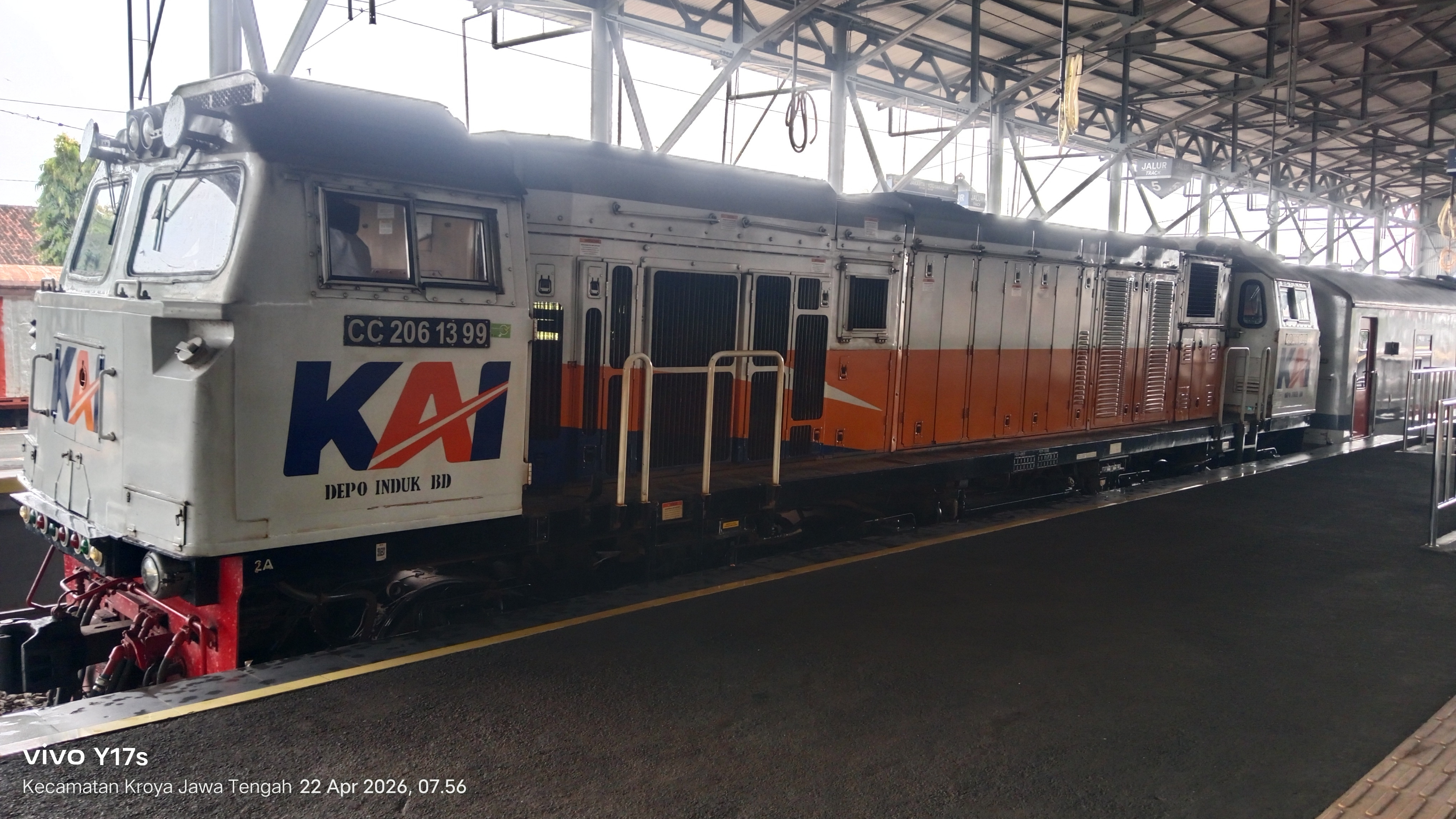 Foto Lokomotif Kereta Api 52 Purwojaya rute Cilacap - Gambir PP di Indonesia