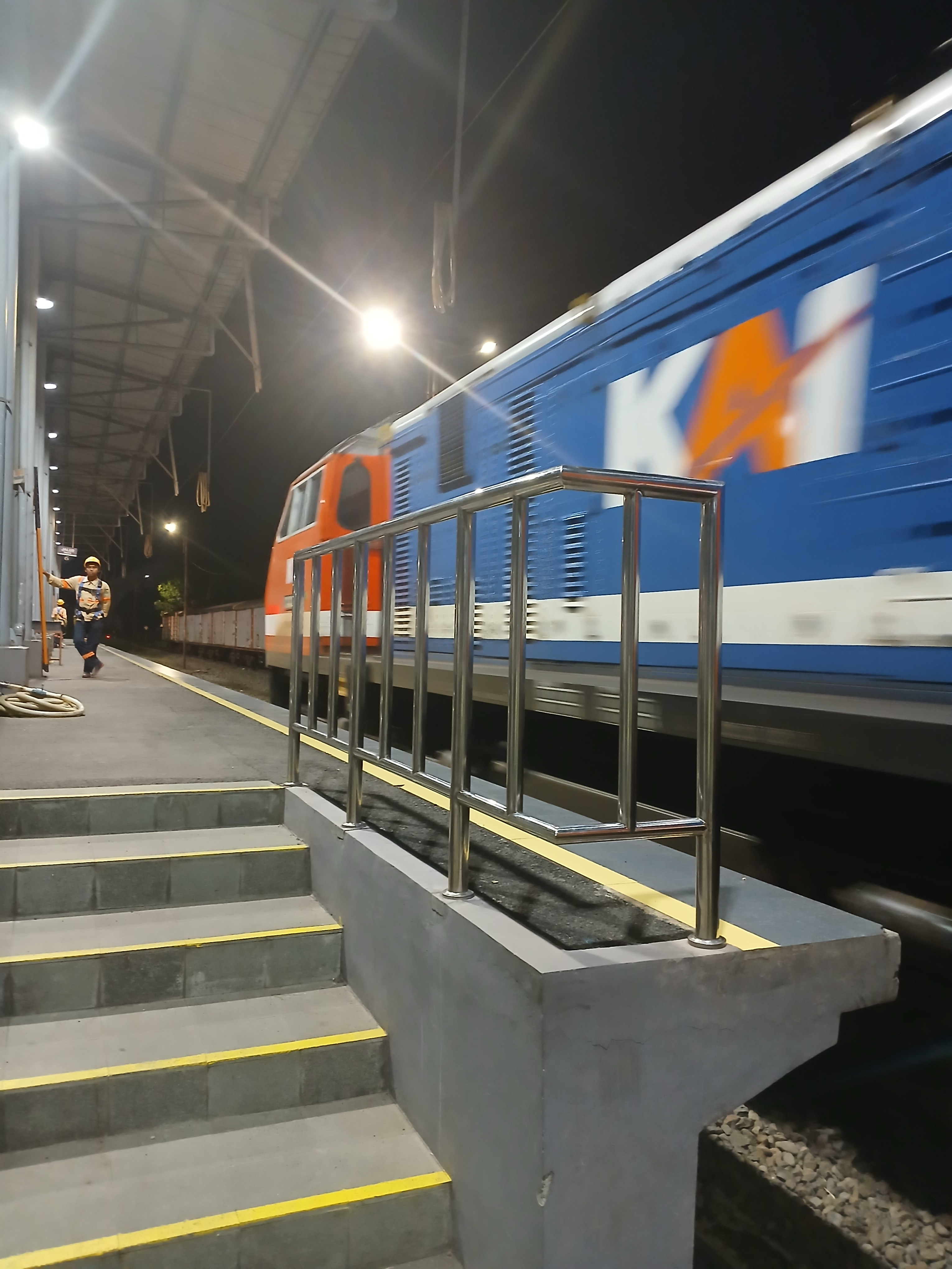 Lokomotif rnb di Indonesia - foto kereta api