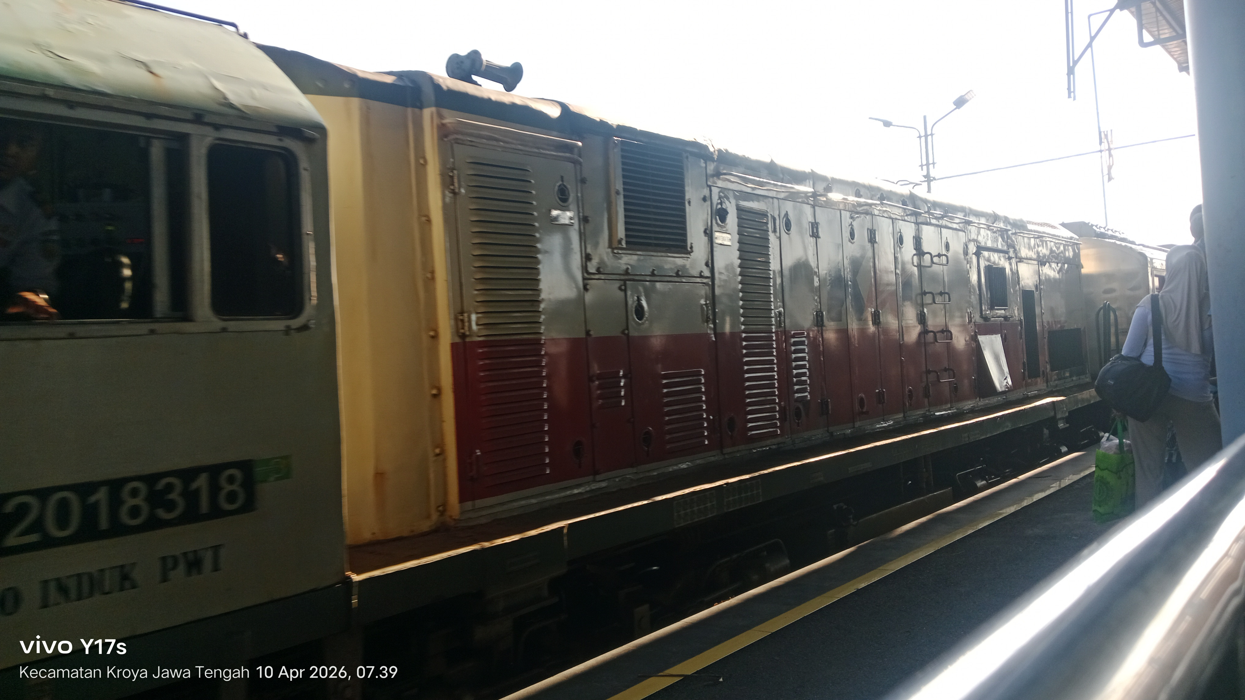 Lokomotif Sawunggalih hari ini di Indonesia - foto kereta api