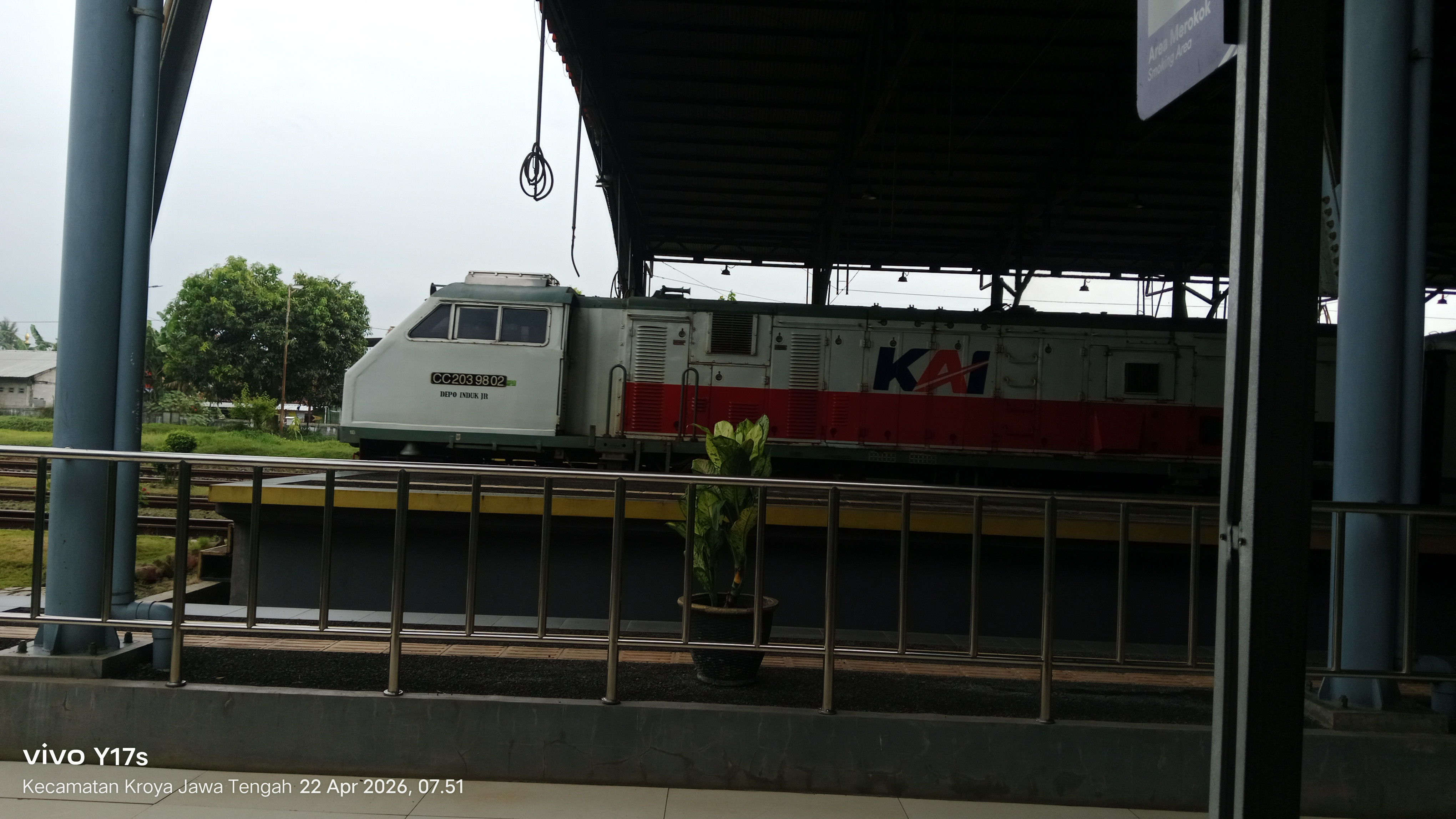 Foto Lokomotif siap mengantarkan penumpang ke tujuan di Indonesia