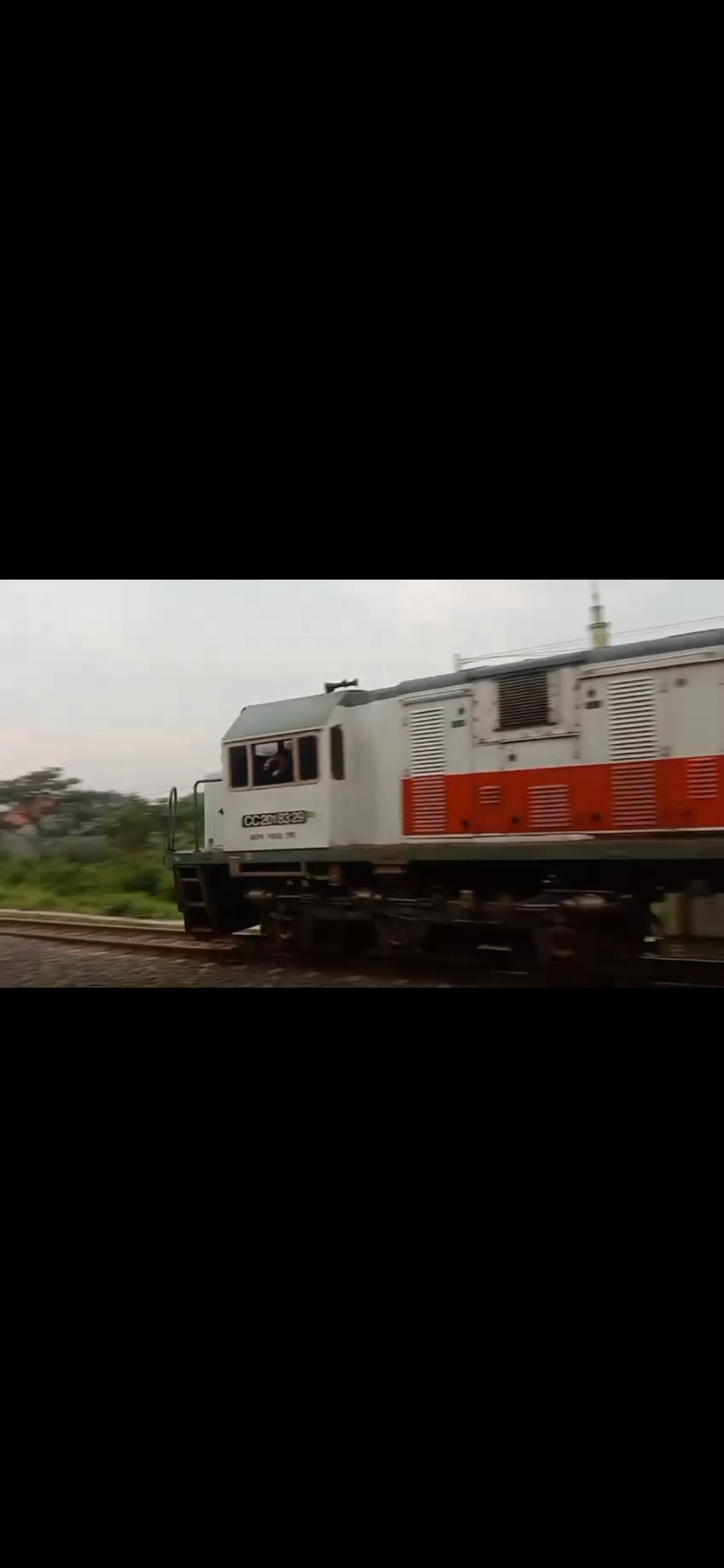 Lokomotif yang sudah tua tapi tetap berdinas  di Indonesia - foto kereta api