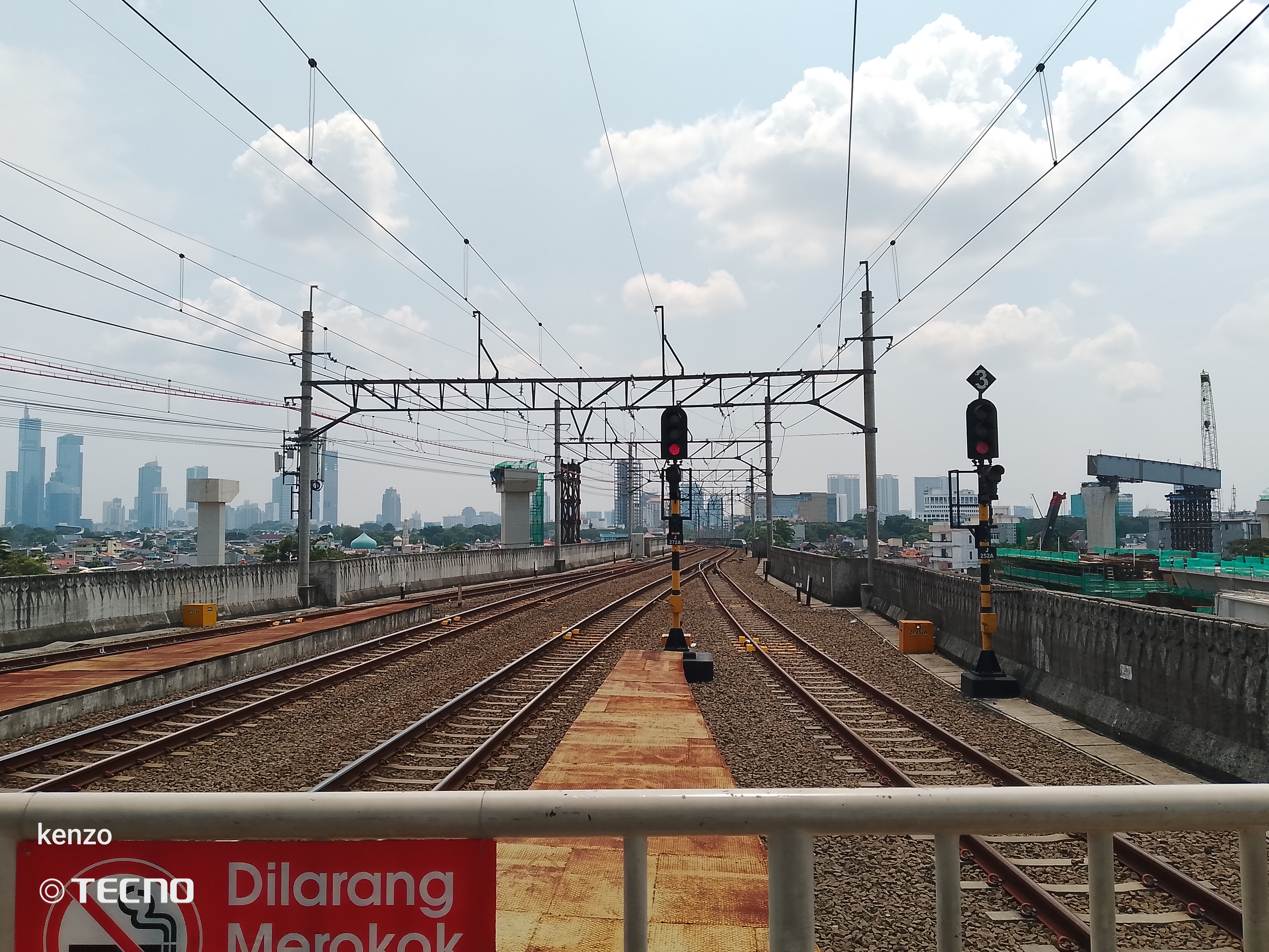 Manggarai vibe tokyo di Indonesia - foto kereta api