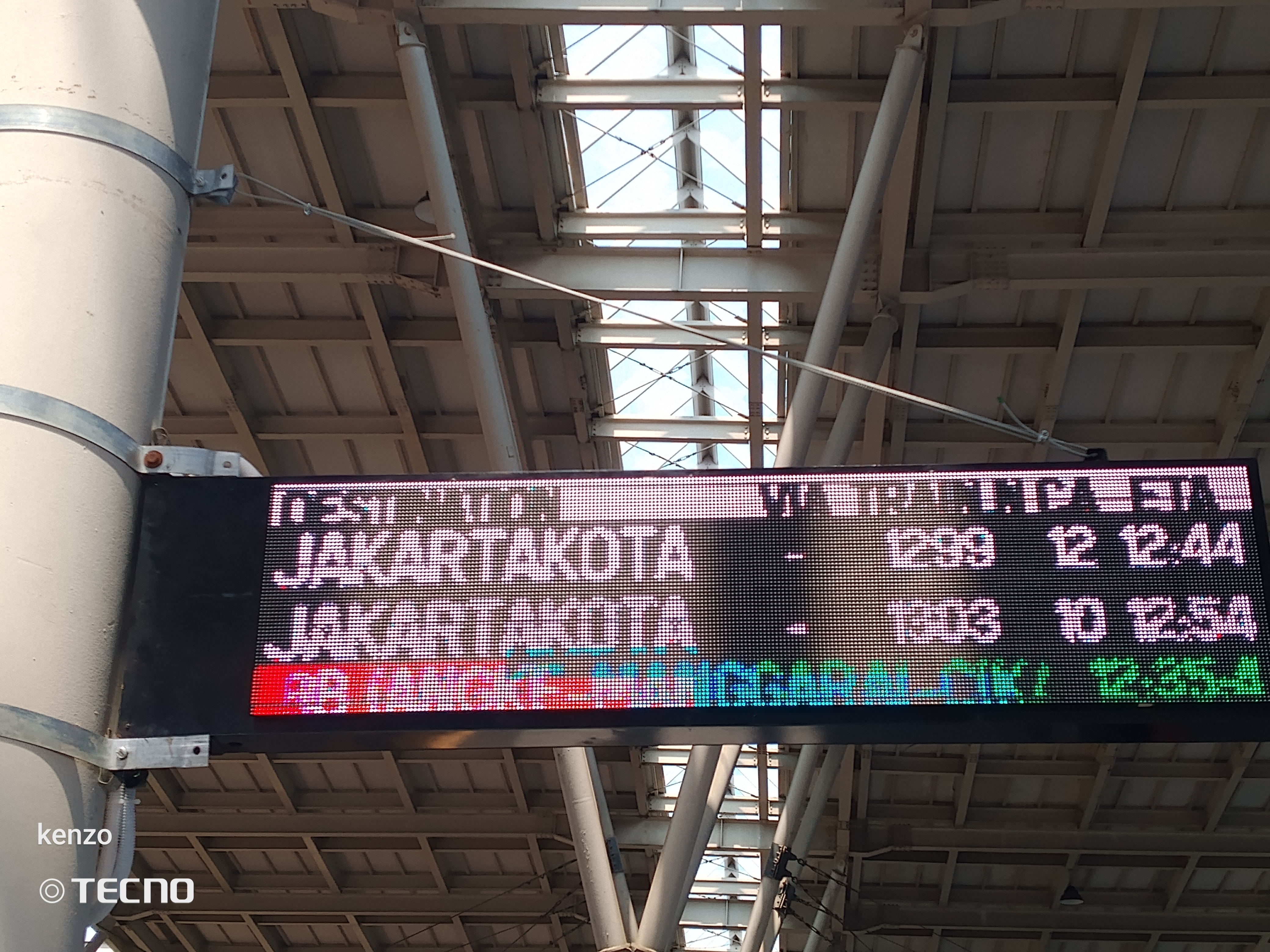 Nunggu inka di Stasiun Indonesia - foto kereta api terbaru
