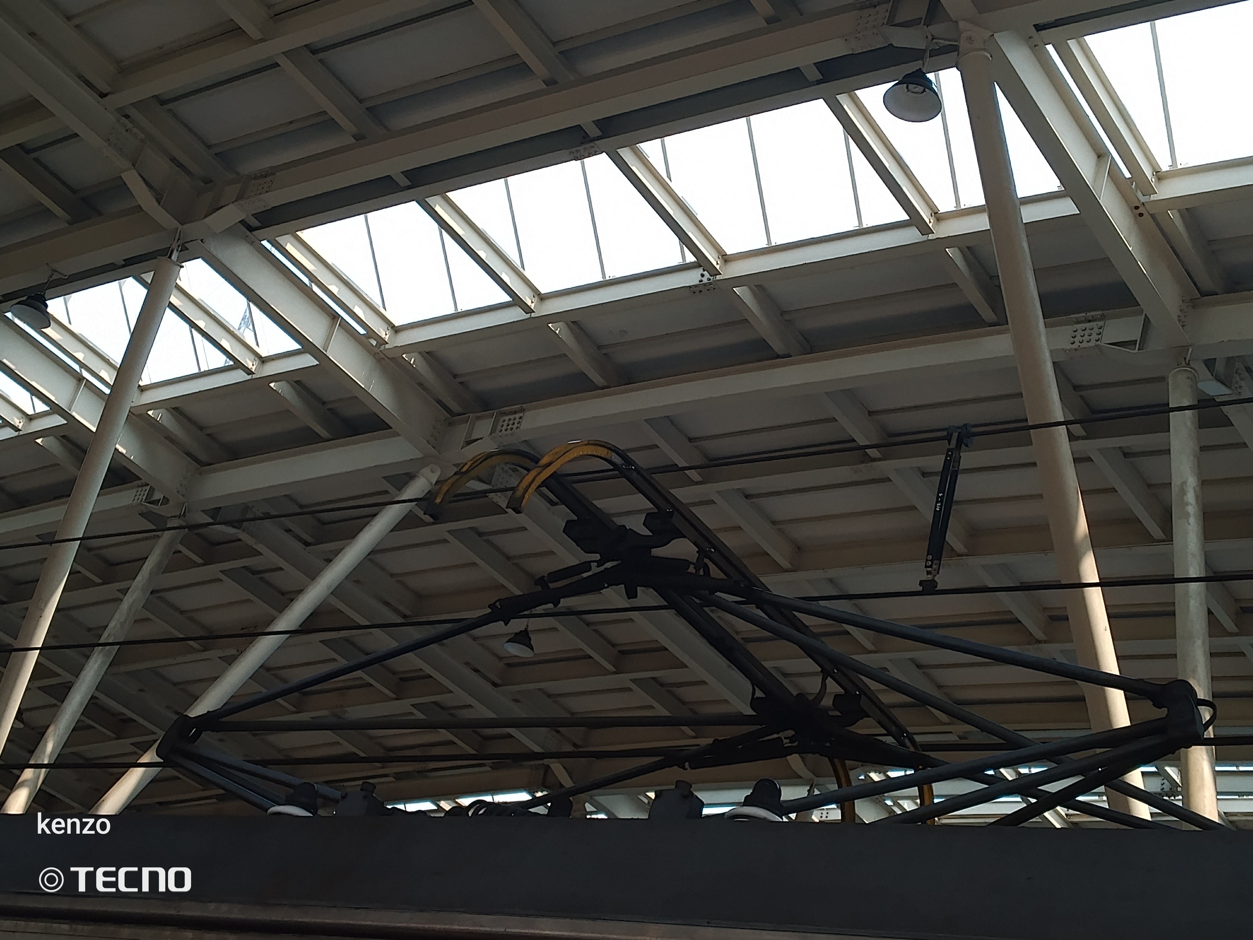 Pantograf ganda di Stasiun Indonesia - foto kereta api terbaru