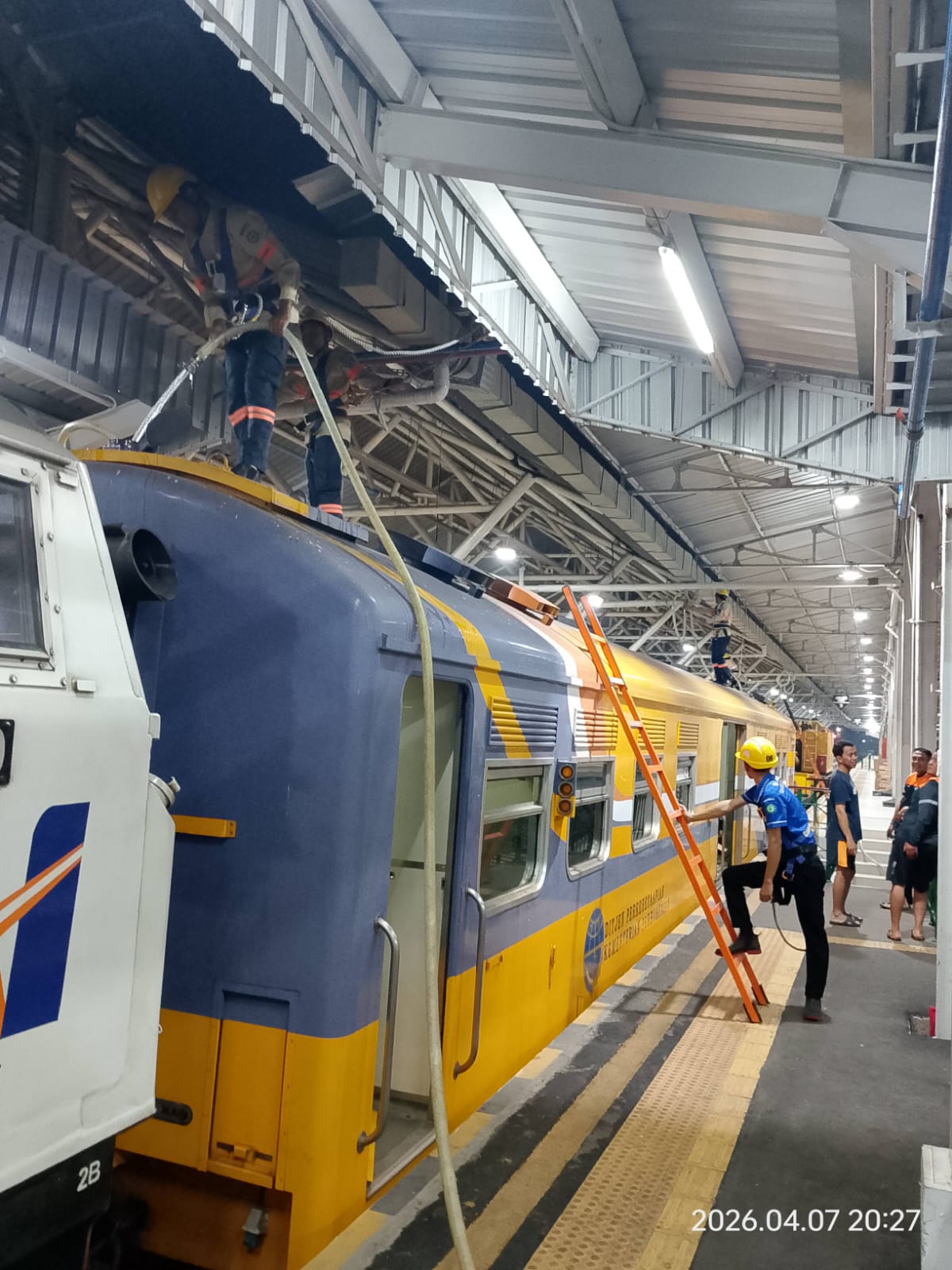 Pengisian air di kereta NR (Non Revenue)  di Indonesia - foto kereta api