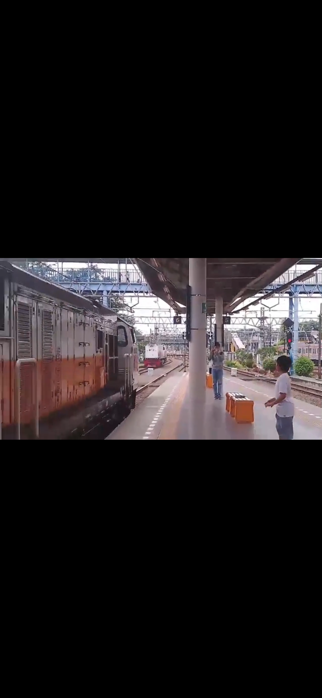 Pertemuan antar lokomotif  di Indonesia - foto kereta api