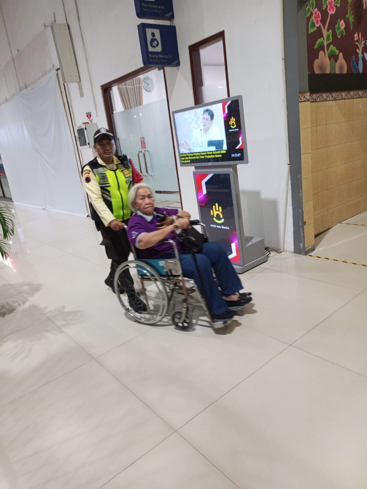 Petugas Satpam Stasiun Kereta Api Tunjukkan Kepedulian Tinggi kepada Penumpang Lansia di Indonesia - foto kereta api