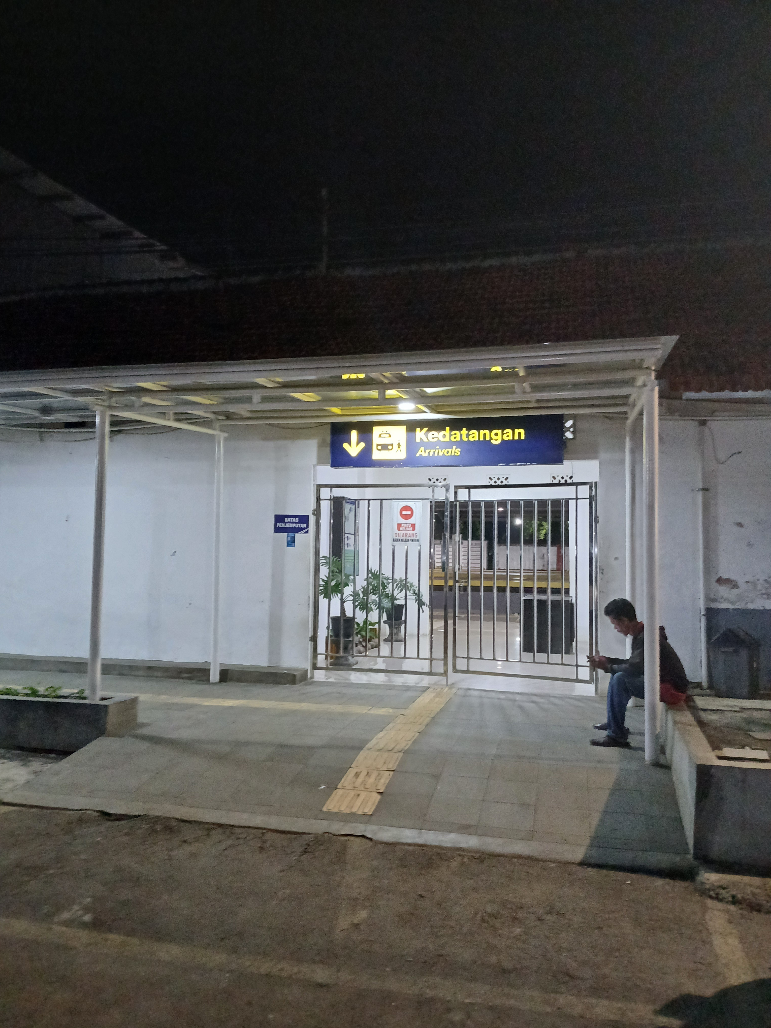 Pintu kedatangan stasiun kroya dari depan di Indonesia - foto kereta api