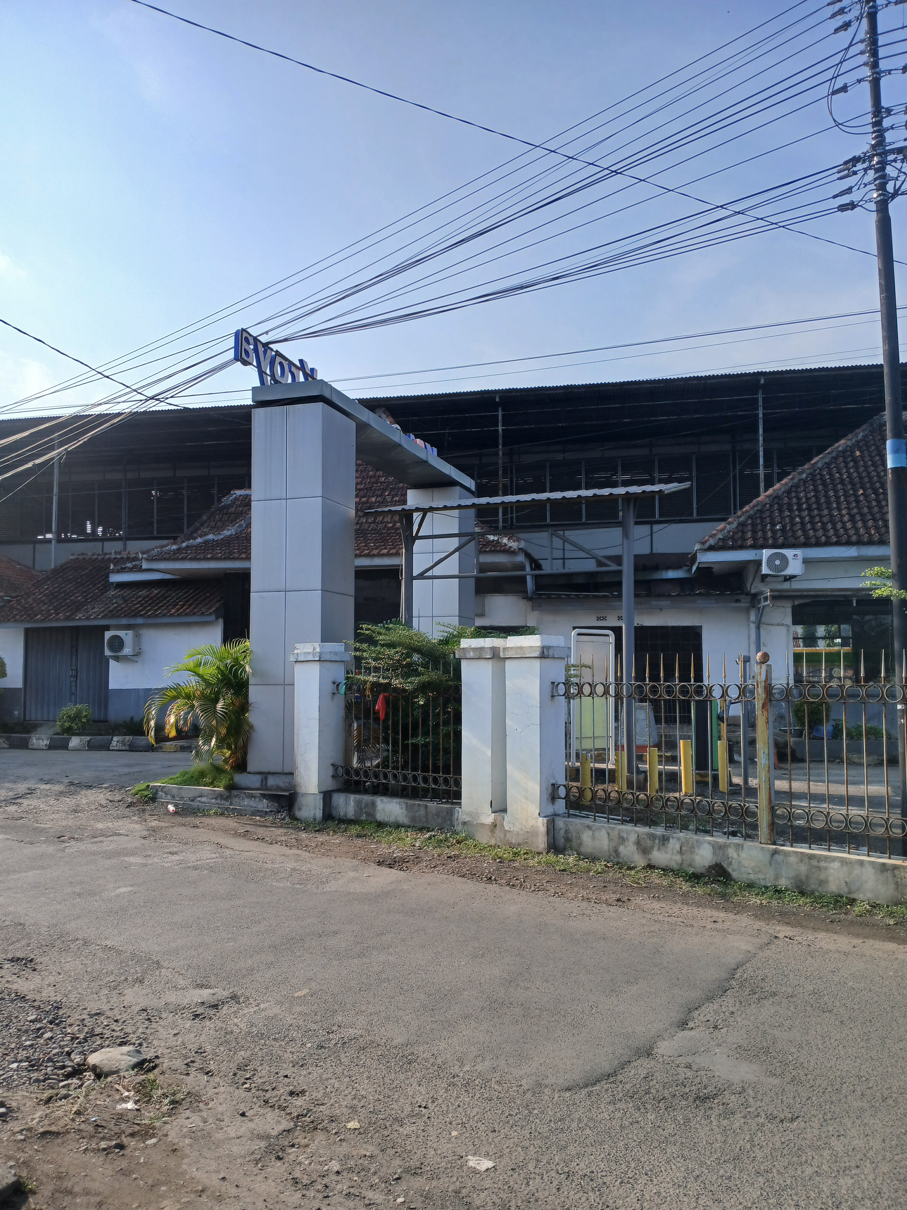 Pintu masuk area parkir stasiun kroya