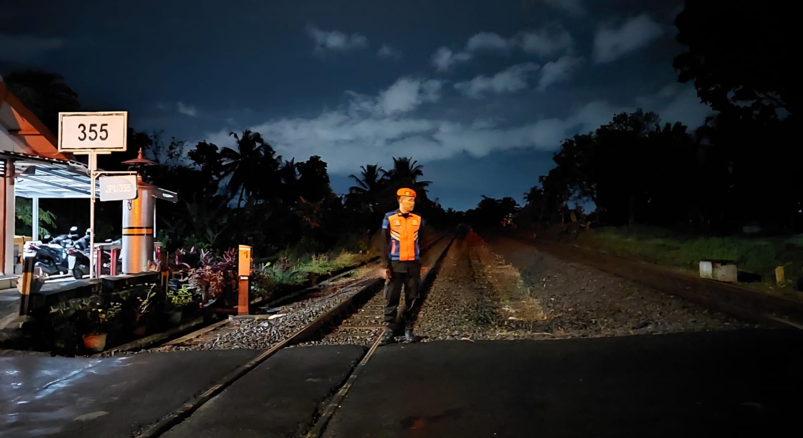 Polsuska Lakukan Pengecekan Perlintasan Sebidang, Pastikan Perjalanan Kereta Api Aman dan Lancar di Indonesia - foto kereta api