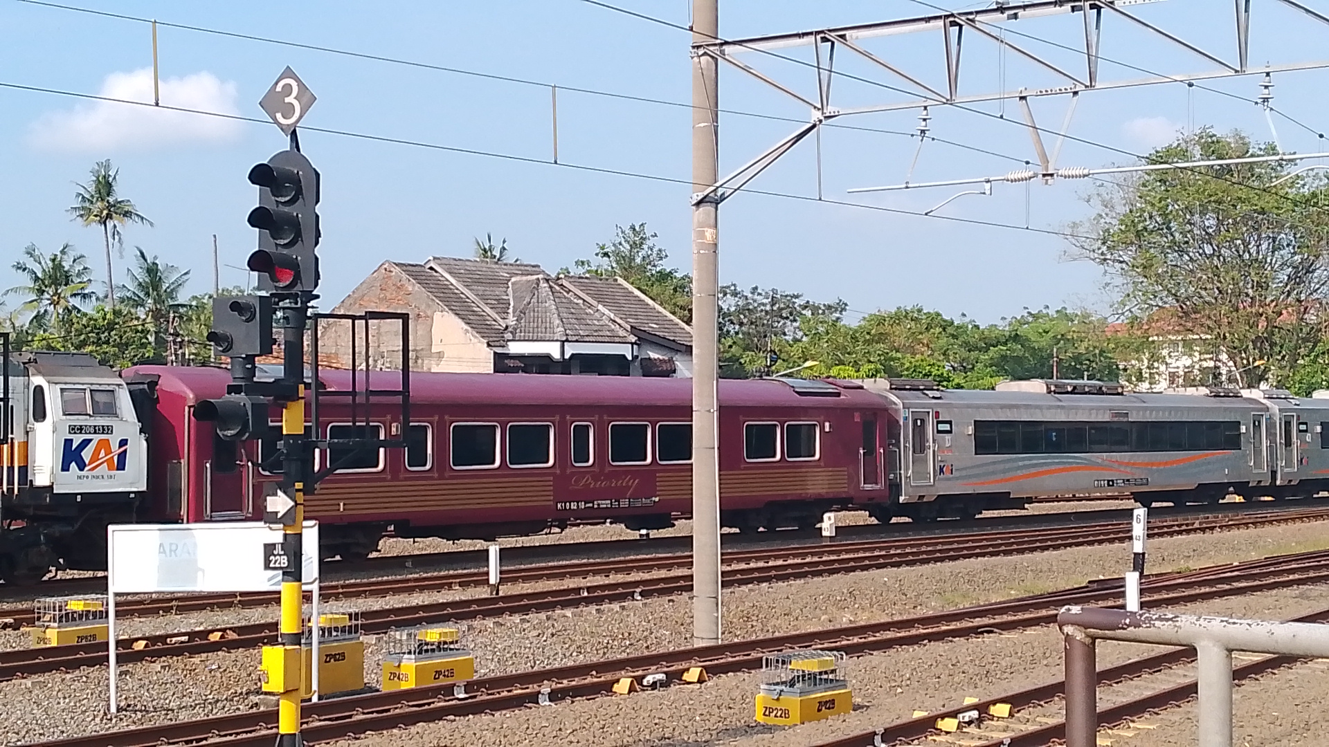 Priority di Stasiun Indonesia - foto kereta api terbaru