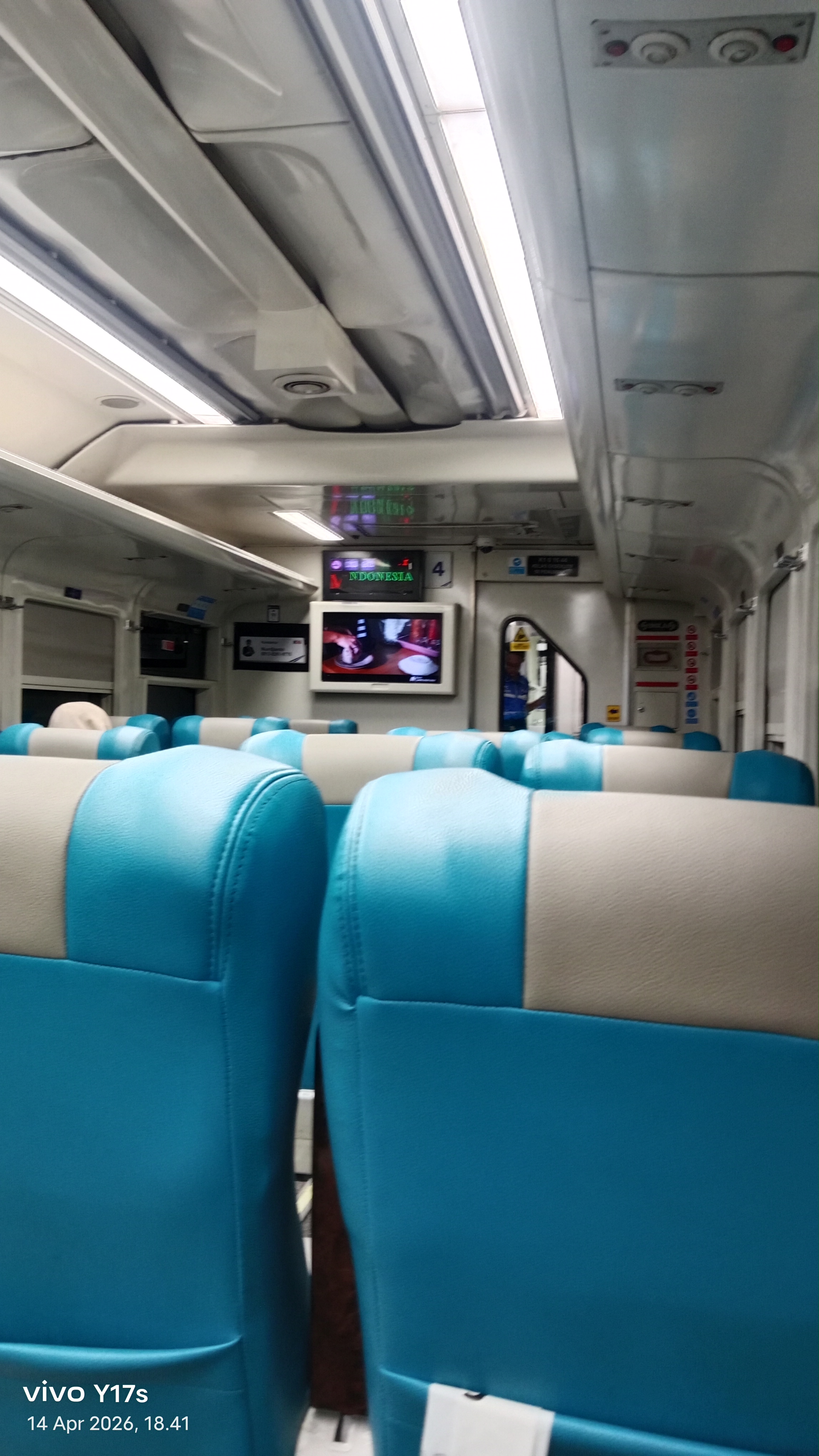 Rangkaian kereta api Kertanegara asyk jugaa di Stasiun Indonesia - foto kereta api terbaru