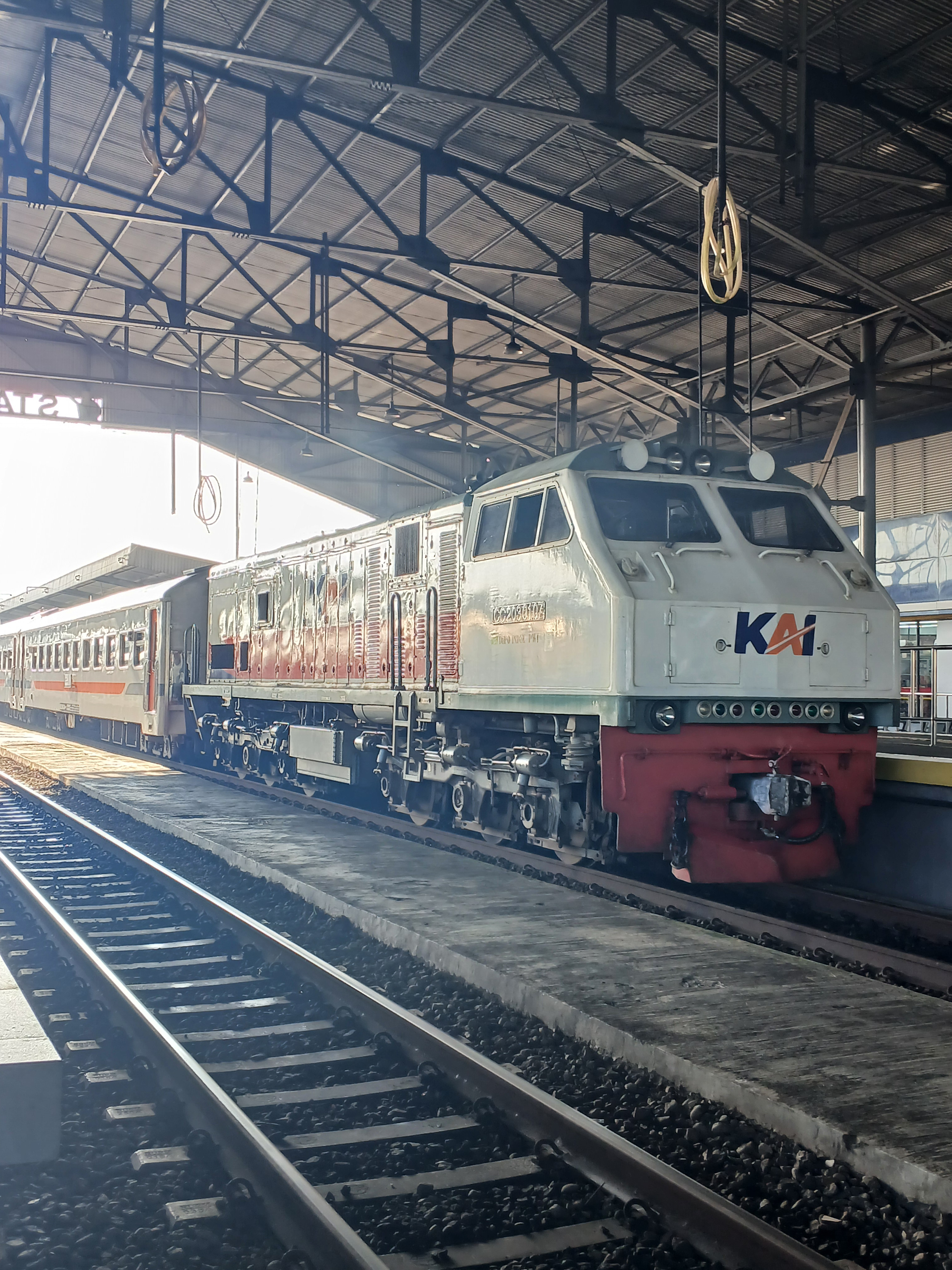 Sang roda besi siap melintasi jalur baja di Indonesia - foto kereta api