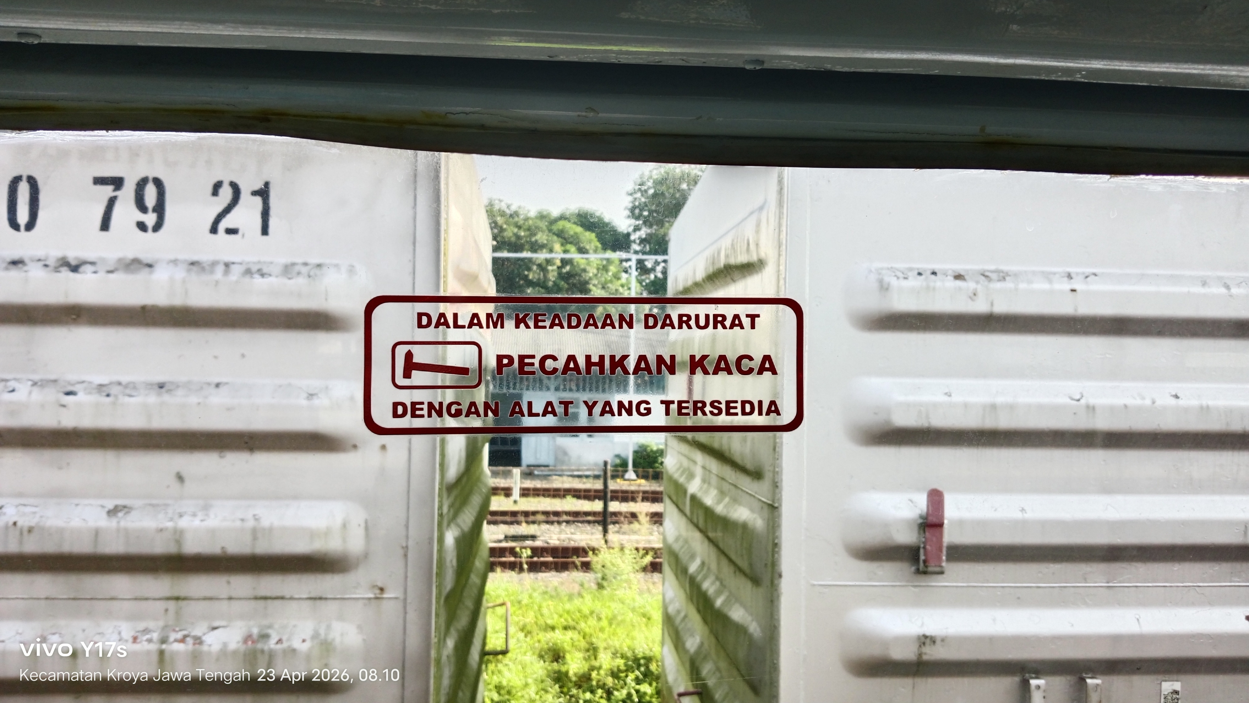 Silahkan Pecahkan Kaca disini