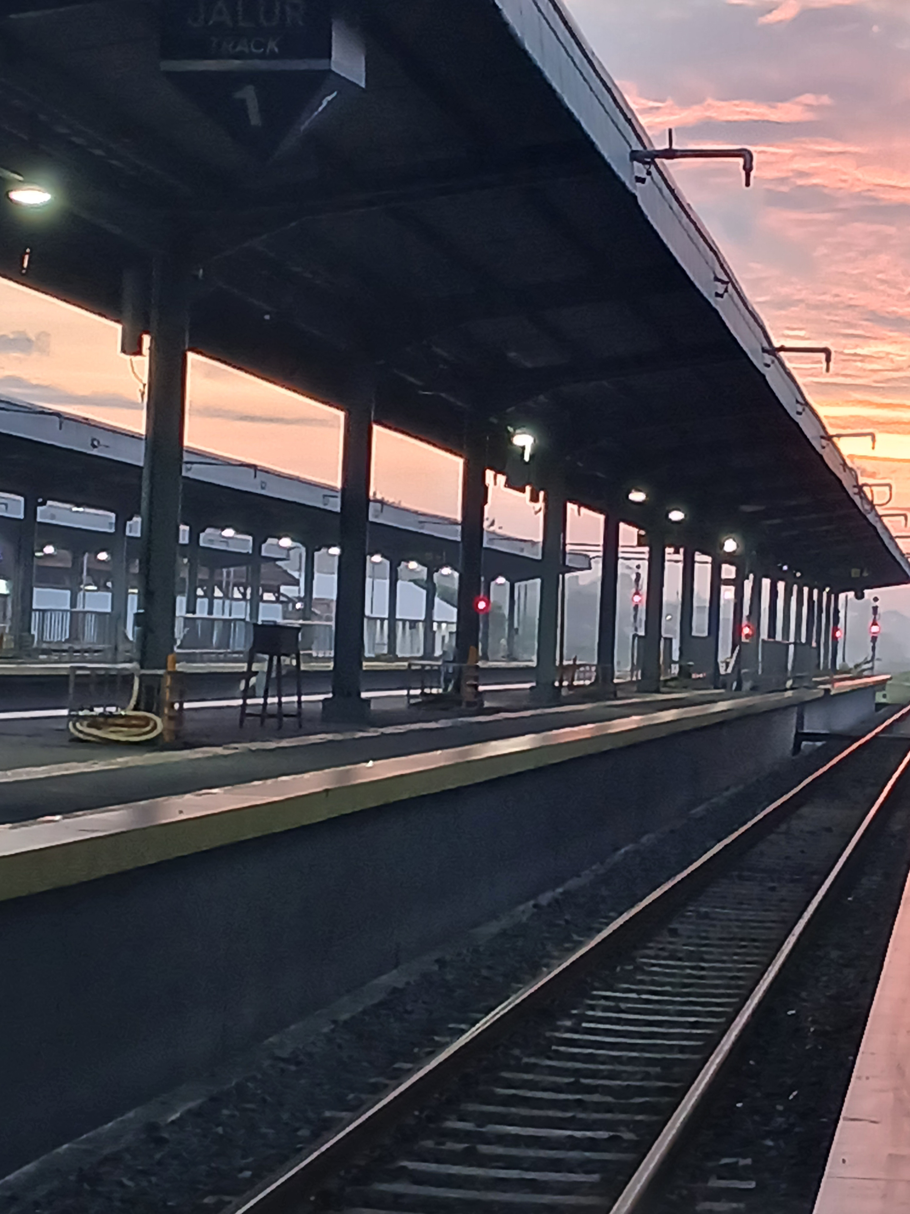 Sinyal sebelah timur stasiun kroya di Indonesia - foto kereta api
