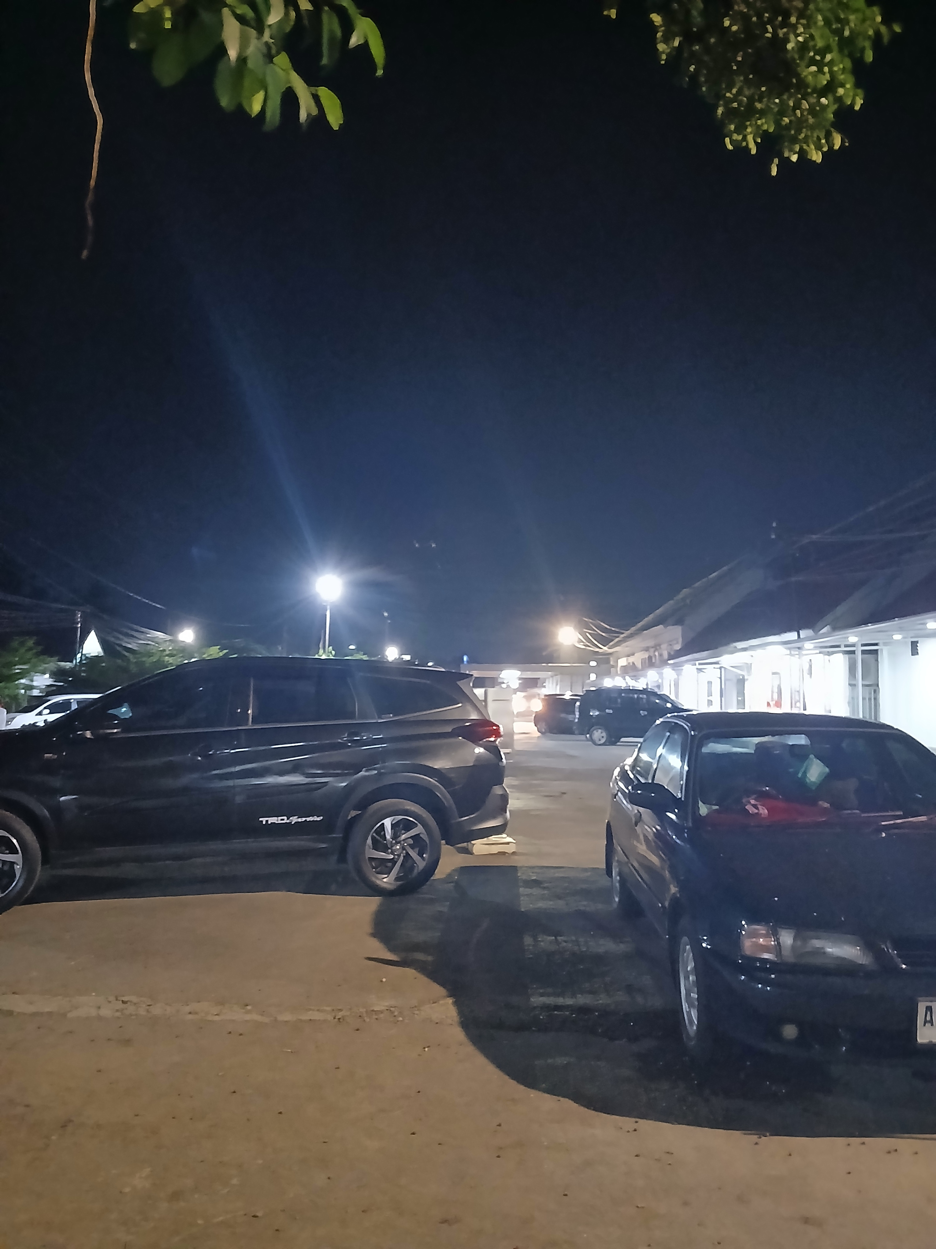 Situasi dan kondisi parkiran stasiun kroya di Indonesia - foto kereta api