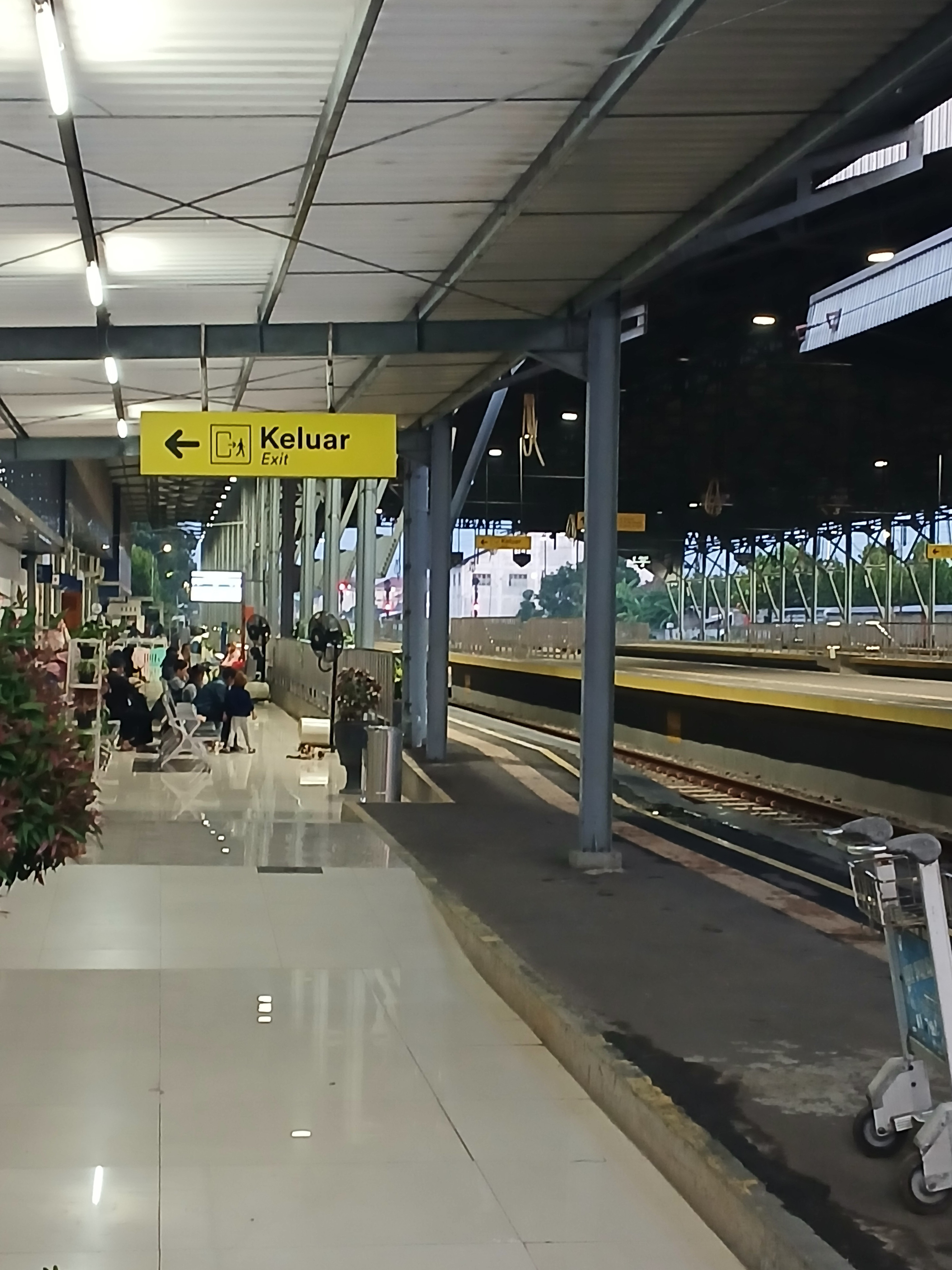 Suasana pagi hari di stasiun kroya di Indonesia - foto kereta api