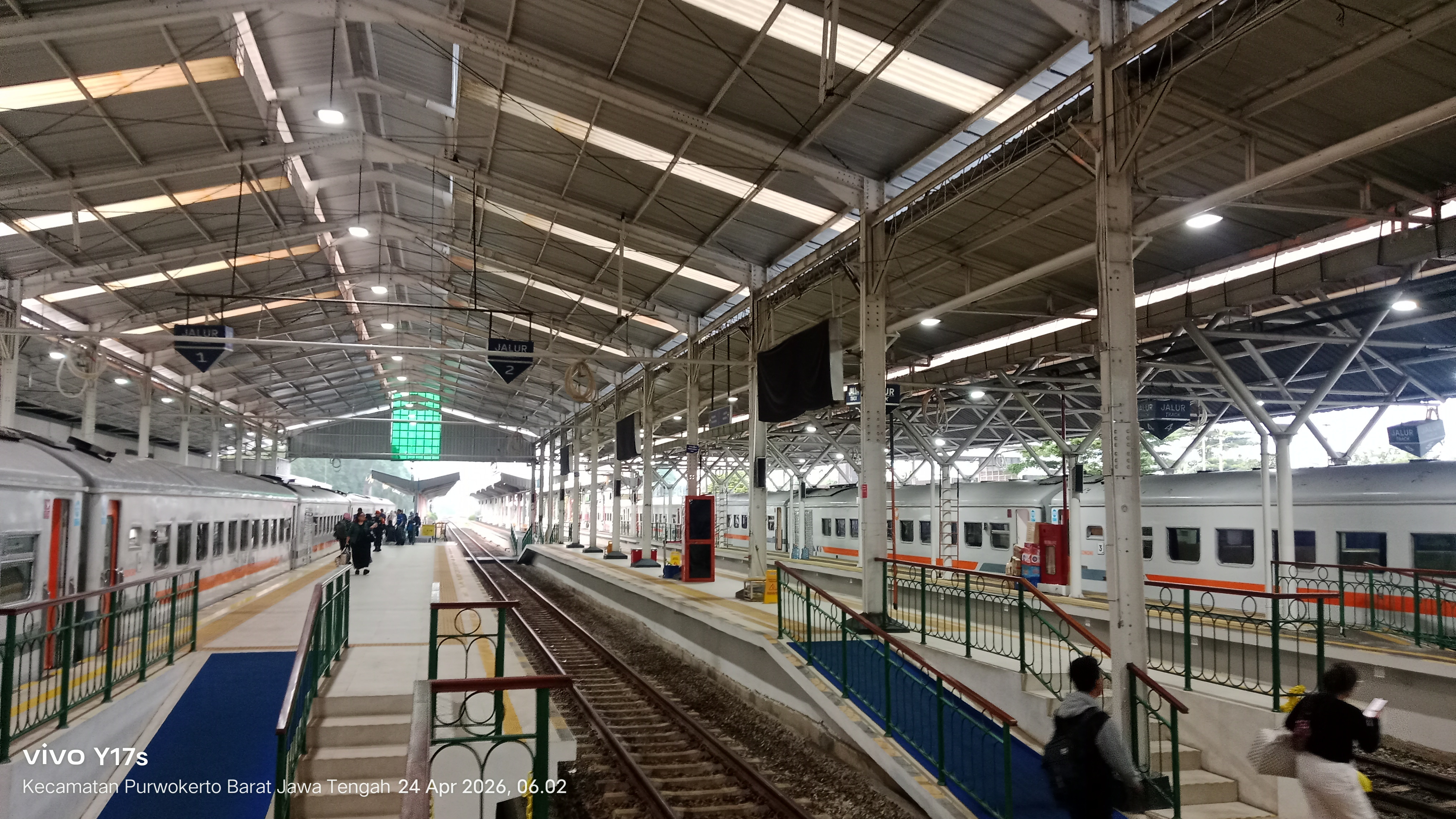 Suasana pagi peron stasiun Purwokerto