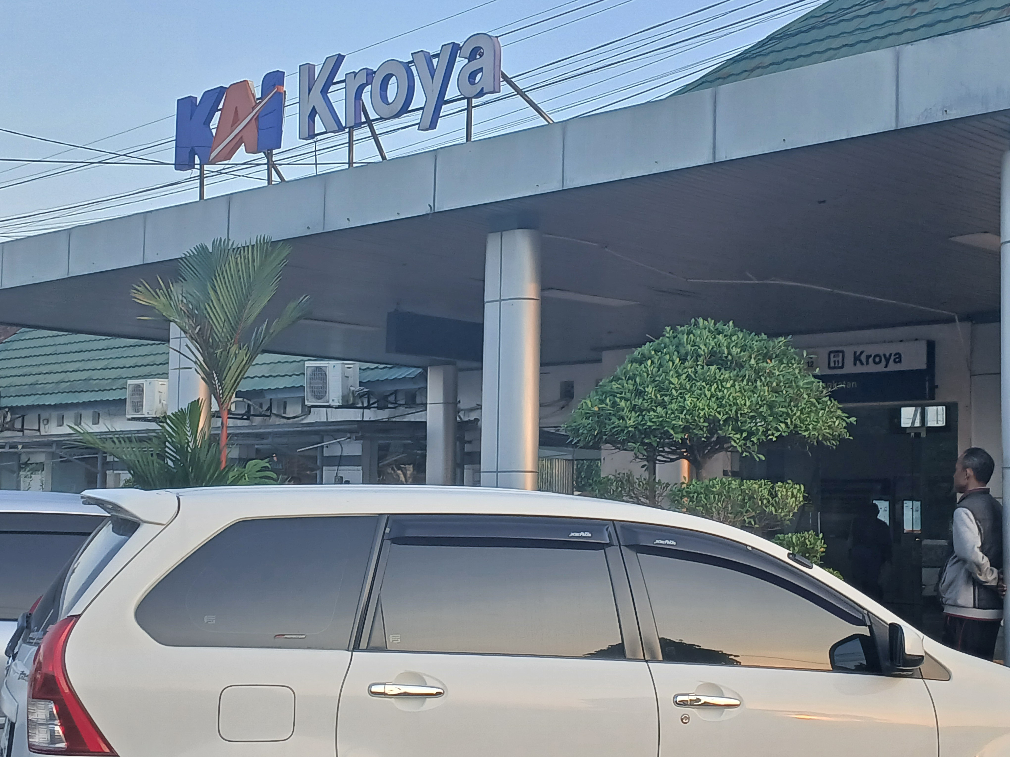 Tampak depan area drop zone stasiun kroya di Indonesia - foto kereta api