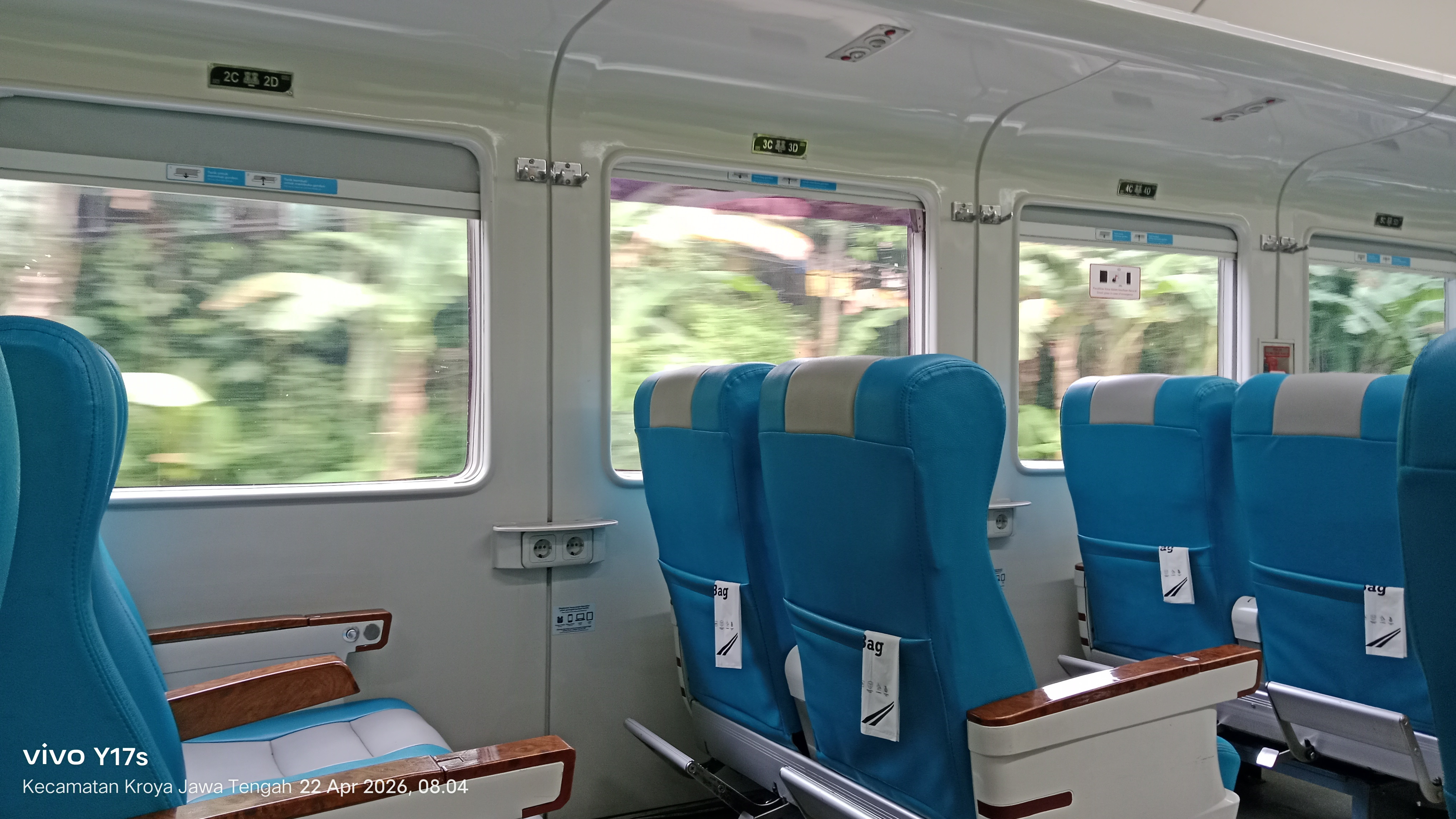 Tempat duduk kereta api Purwojaya Cilacap Gambir PP