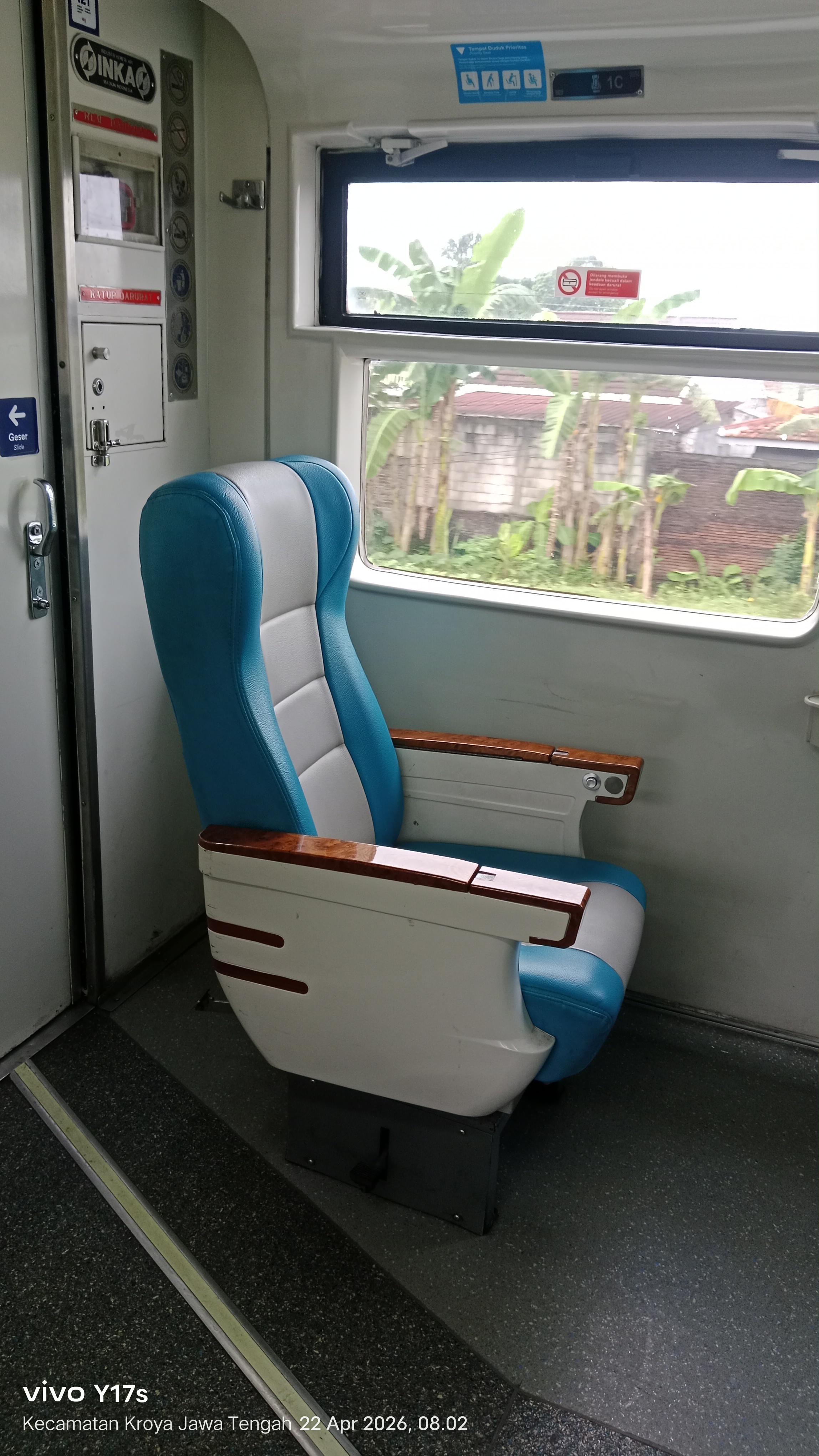 Tempat duduk nomor 1C tempat duduk prioritas kereta api Purwojaya rute Cilacap Gambir PP