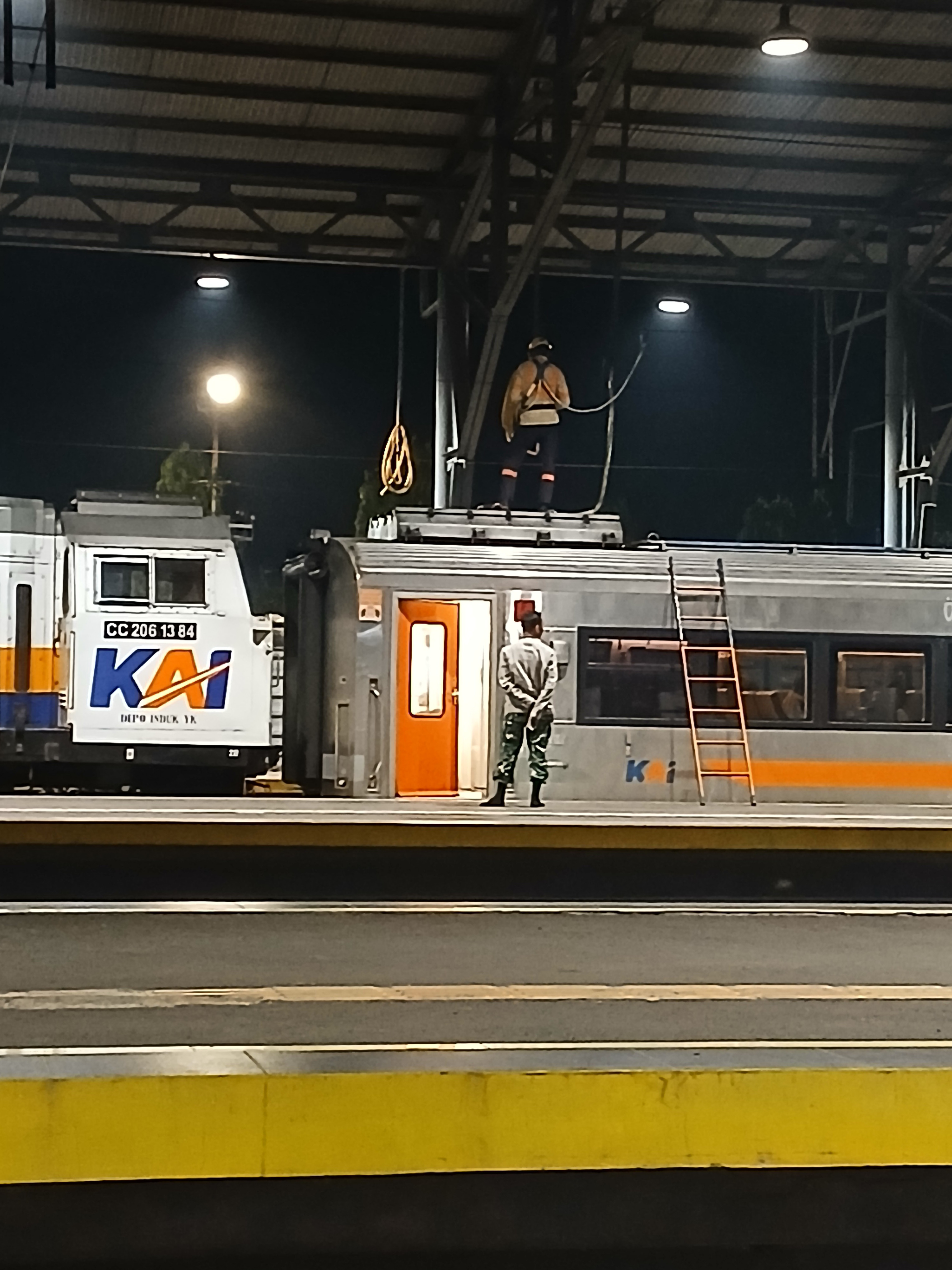 Tim gasir yang selalu siap untuk mengisi air ke kereta di Indonesia - foto kereta api