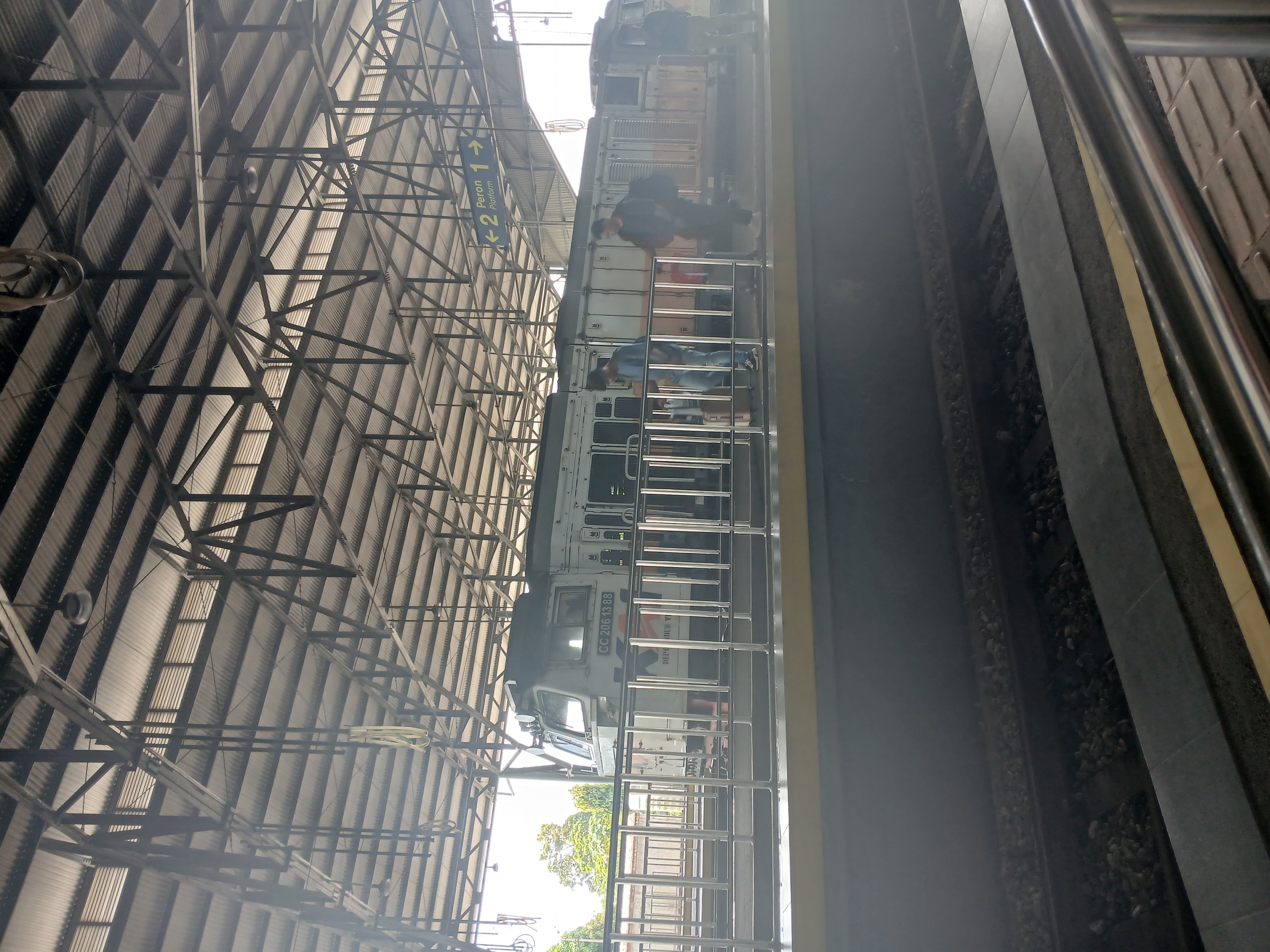 CC 206 13 80 di Indonesia - foto kereta api