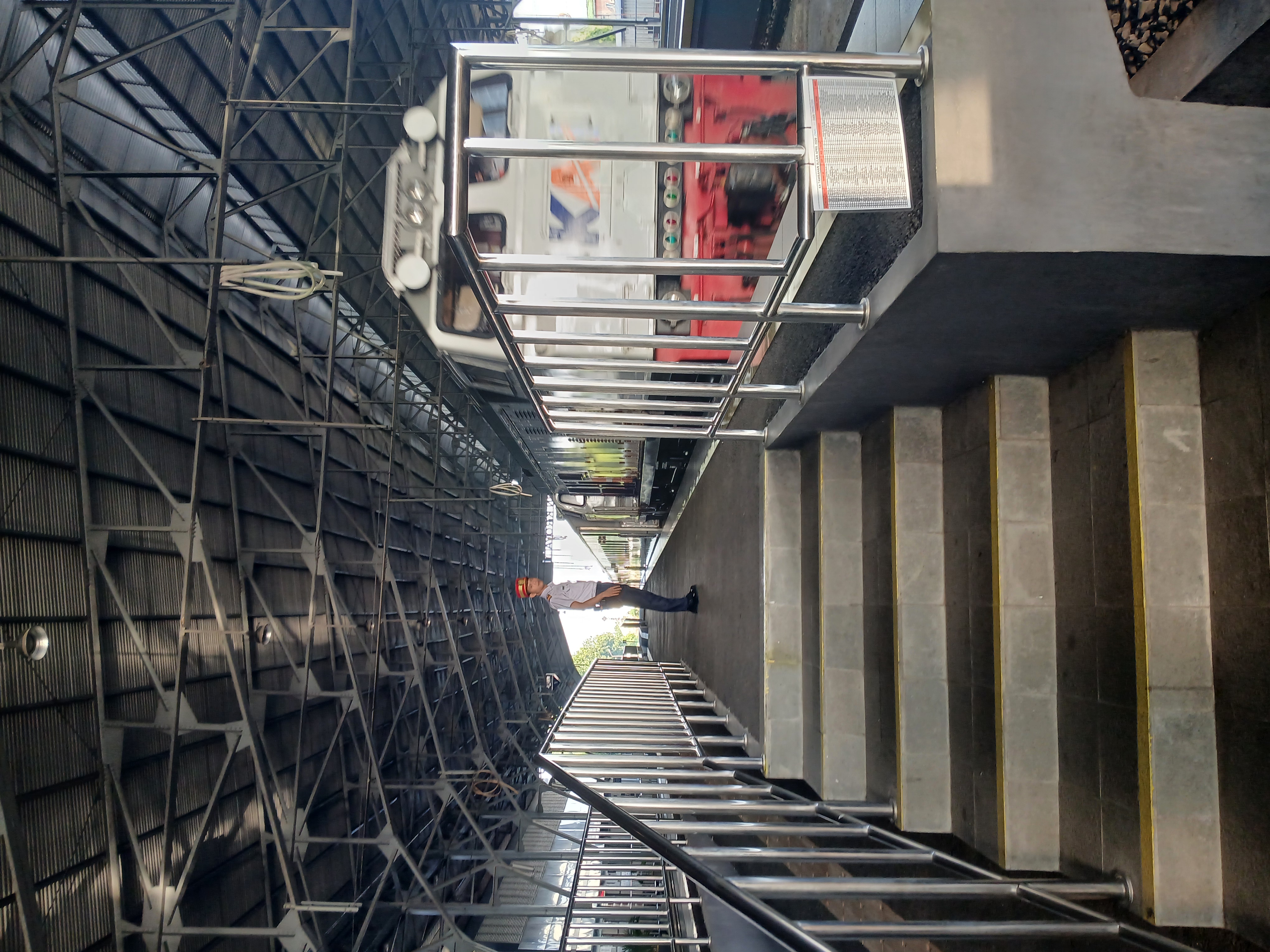 CC 206 13 23 di Indonesia - foto kereta api