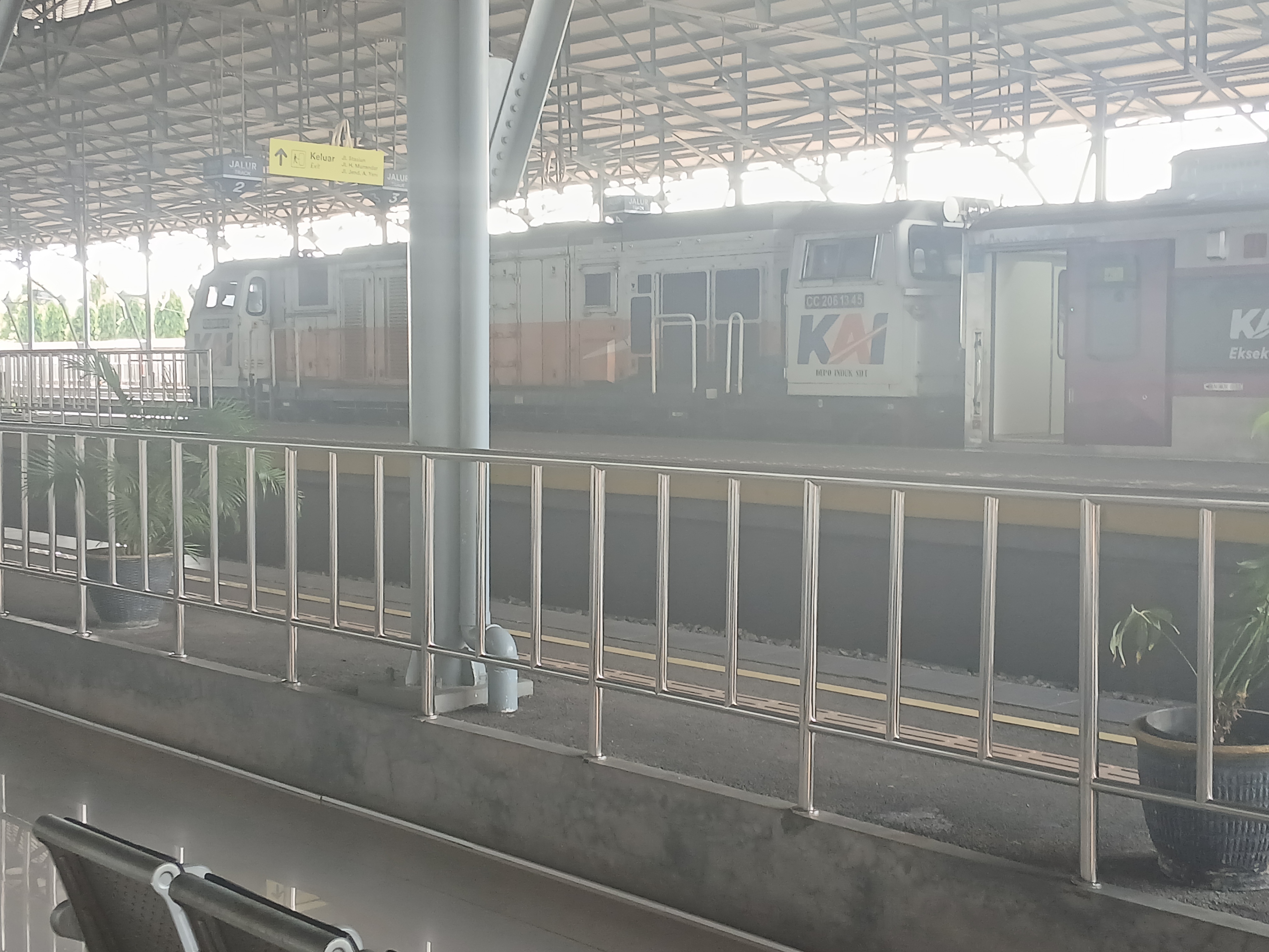 CC 206 13 45 - trending kereta api