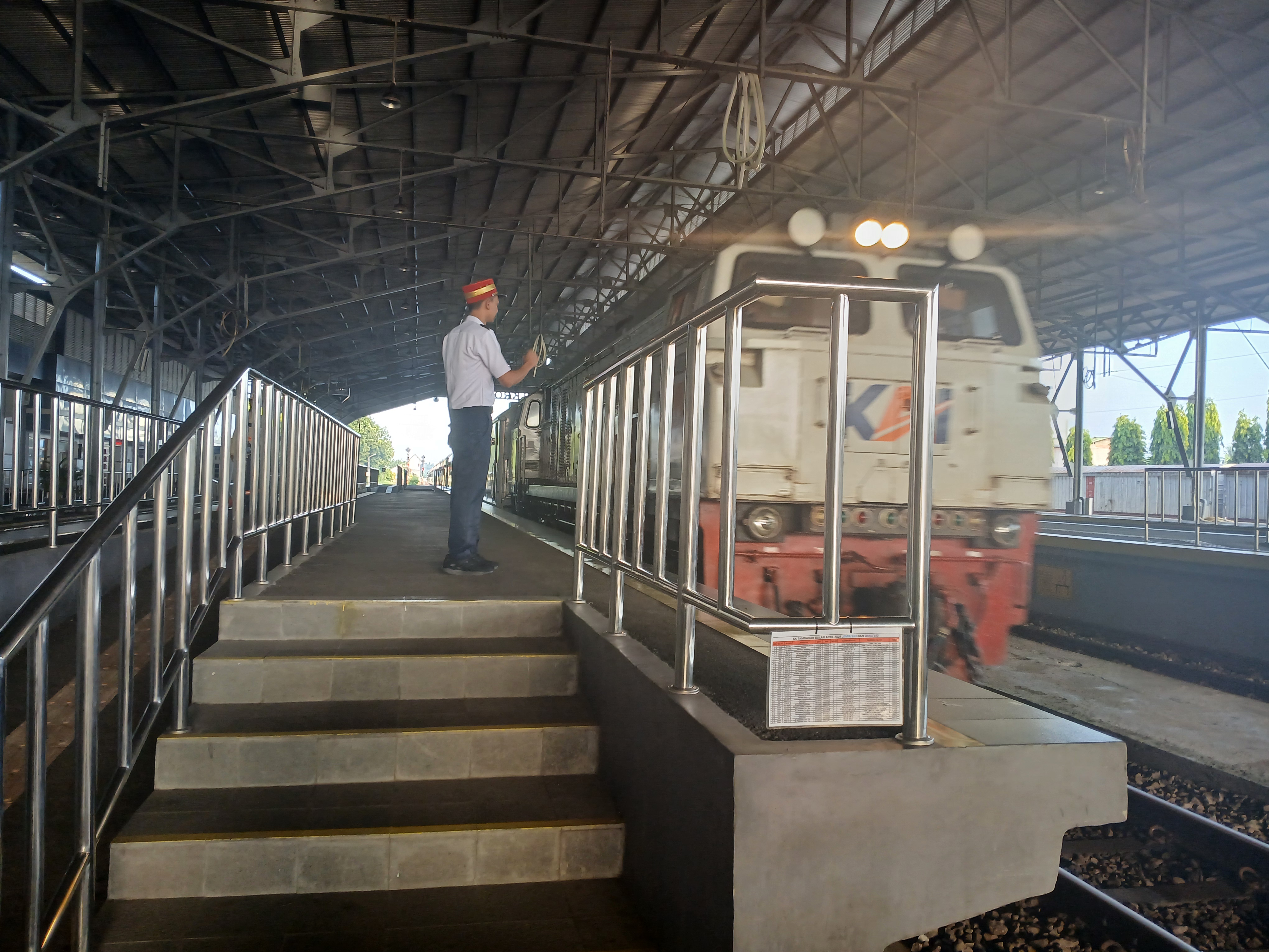 CC 206 13 80 di Indonesia - foto kereta api