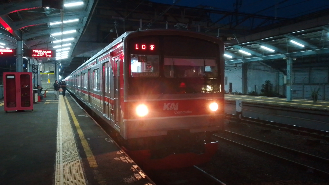 205-142 di Stasiun Indonesia - foto kereta api terbaru