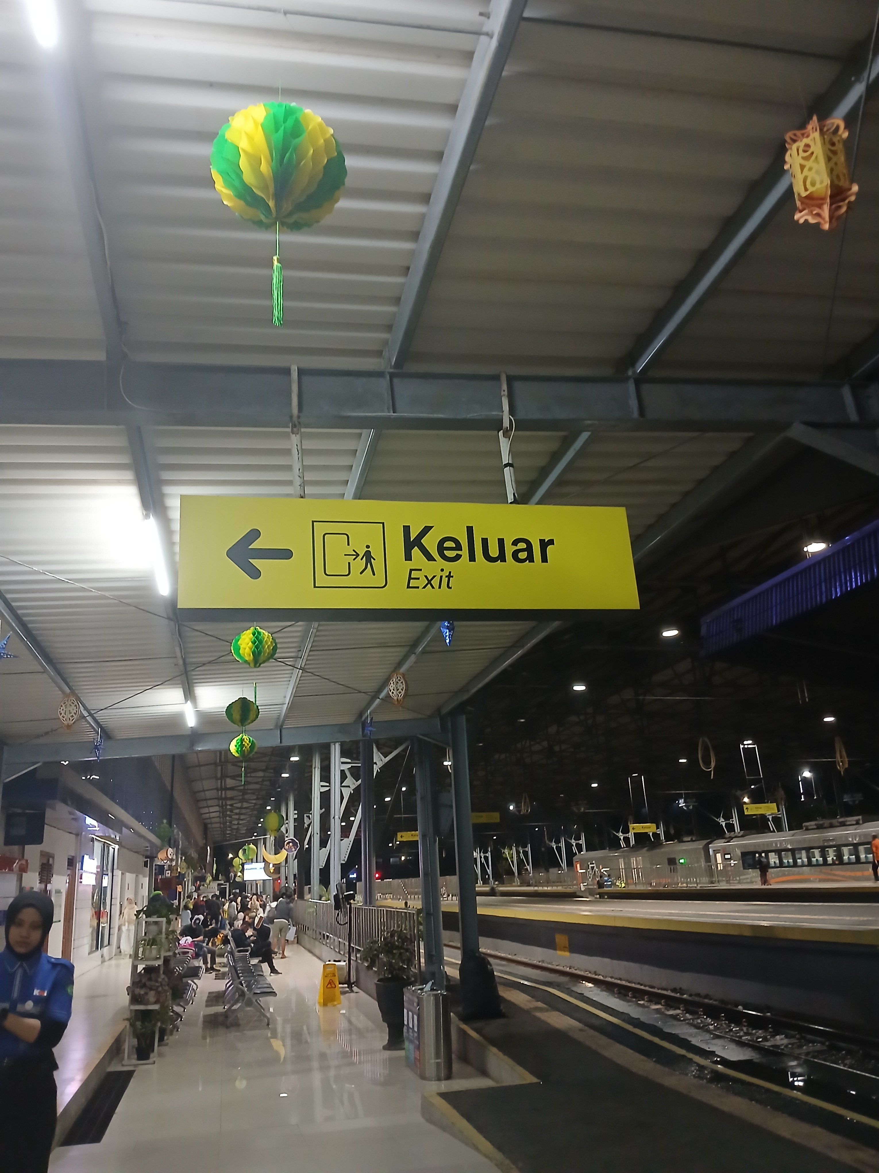 Arah pintu keluar stasiun kroya berada di sebelah timur toilet timur di Stasiun Indonesia - foto kereta api terbaru