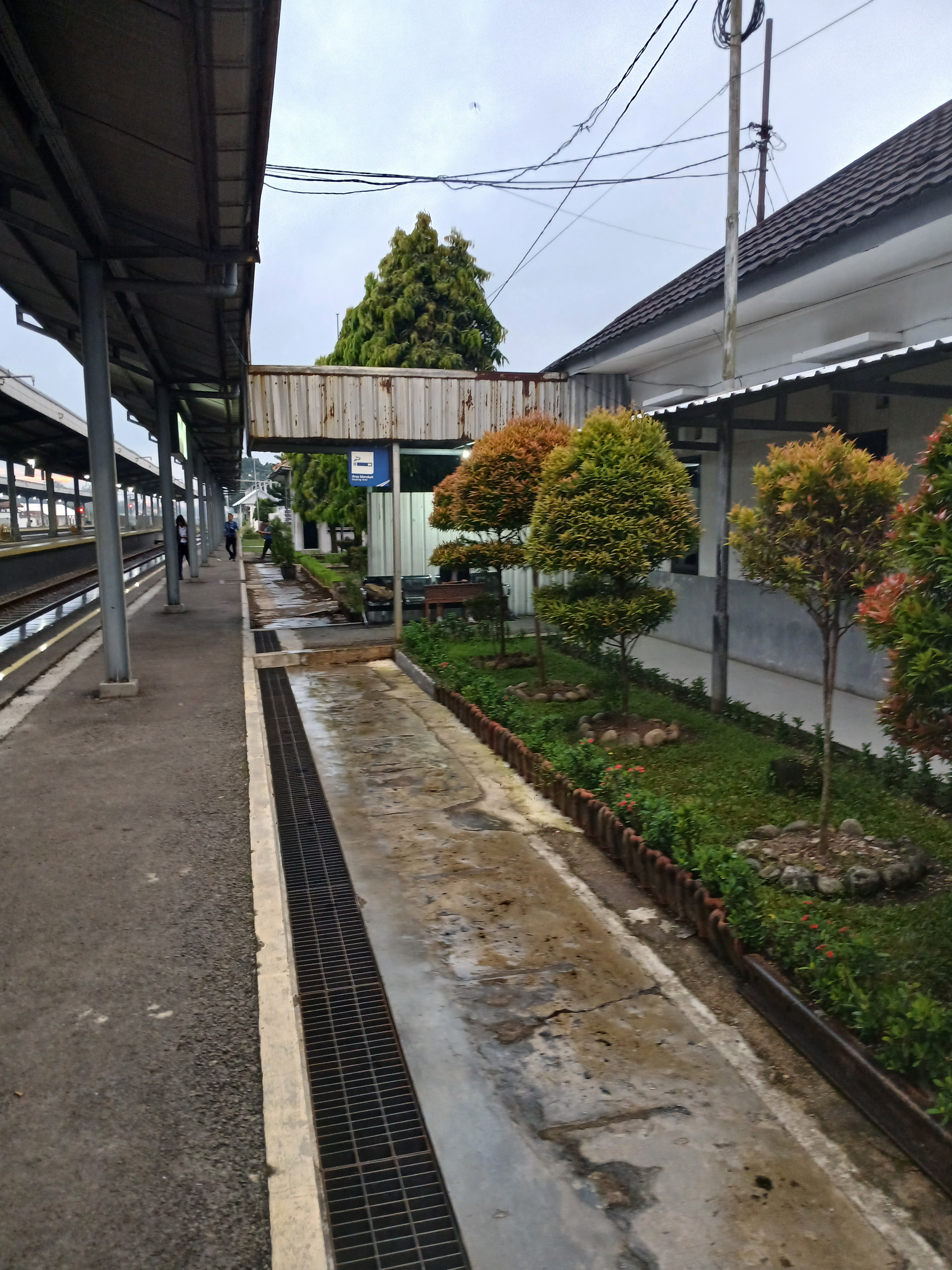 Area merokok sebelah timur stasiun kroya
