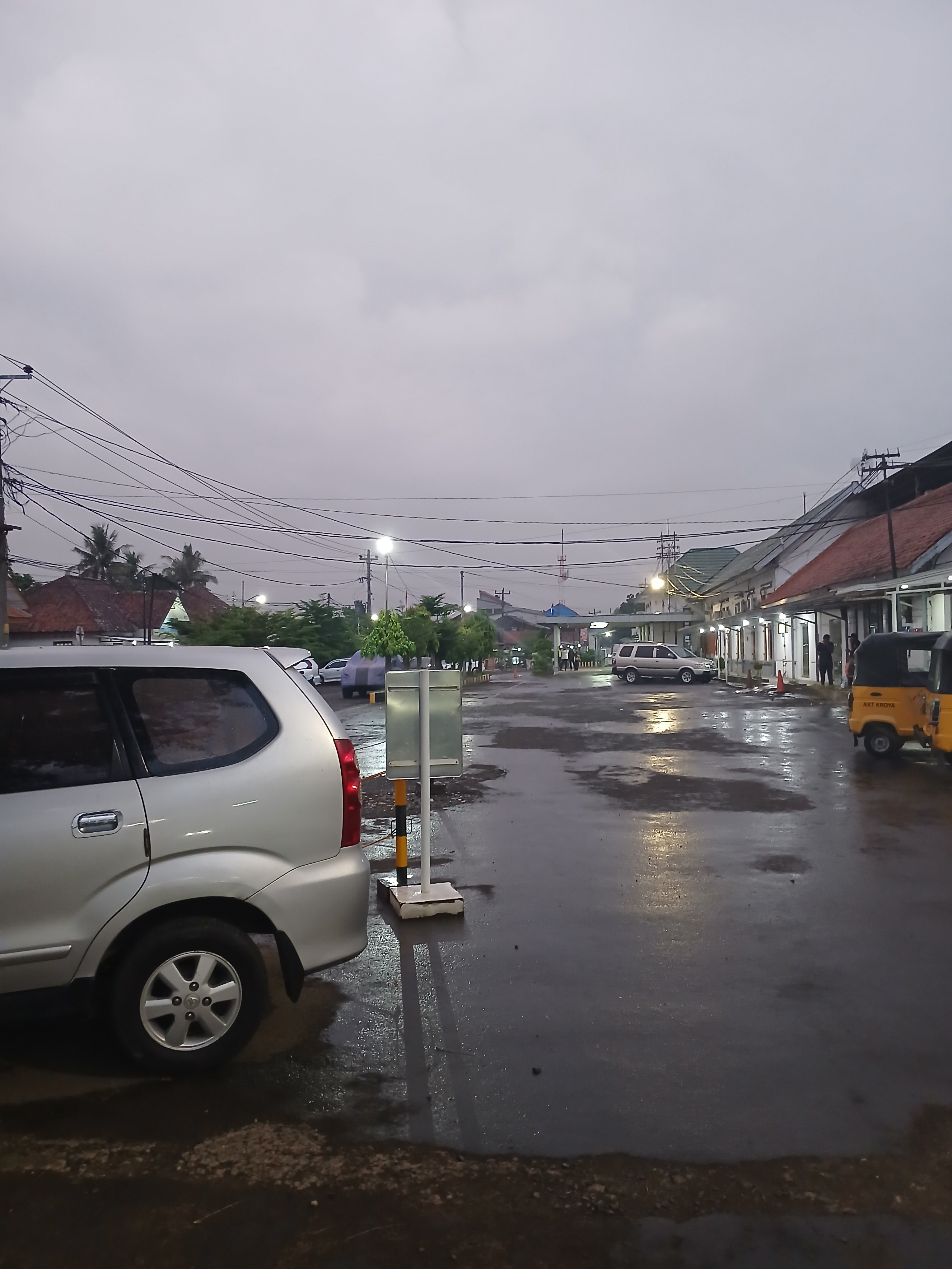 Foto Area parkir mobil sebelah timur stasiun kroya di Indonesia