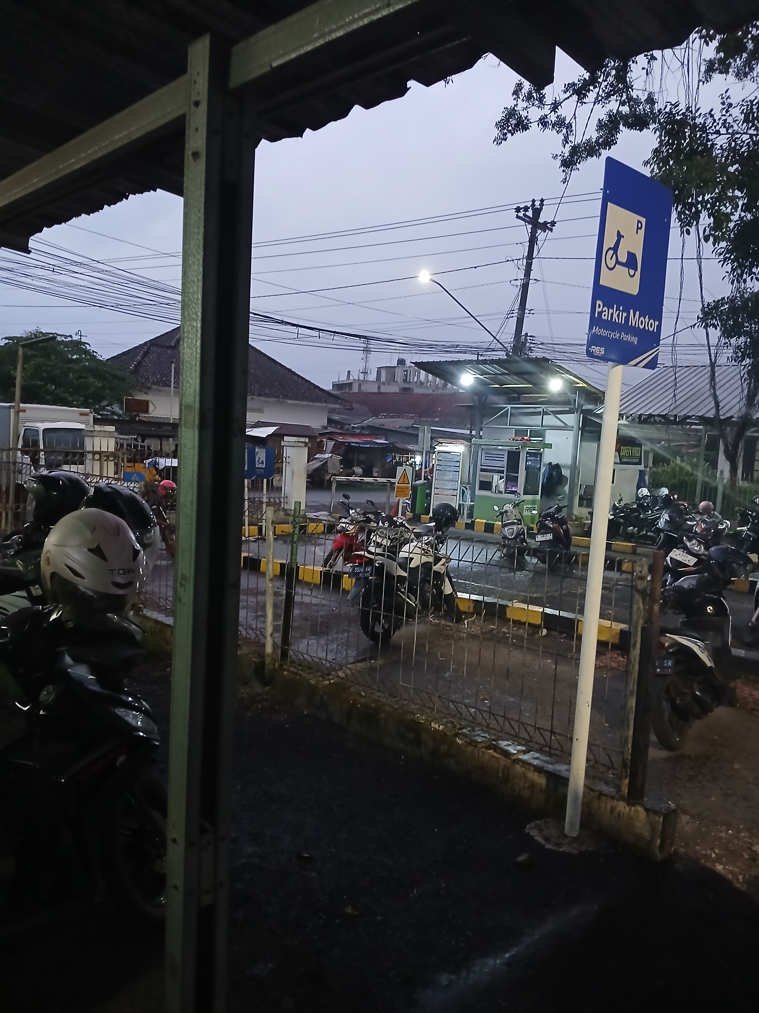 Area parkir motor stasiun kroya