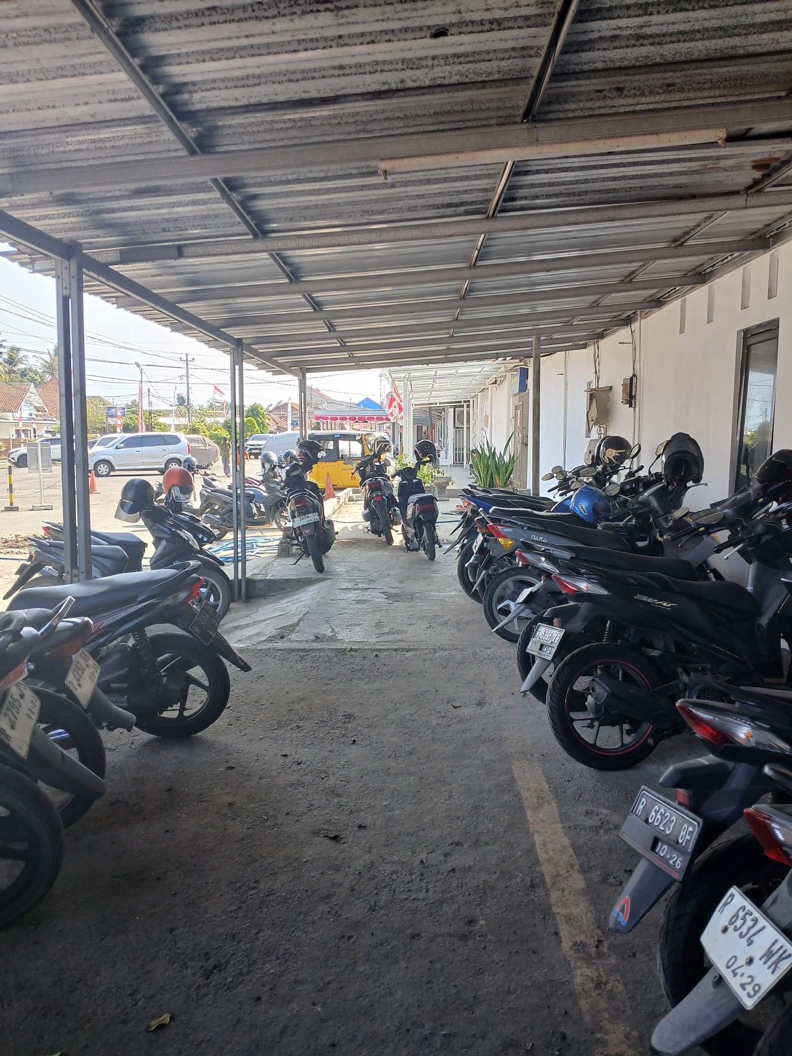 Area parkir motor stasiun kroya