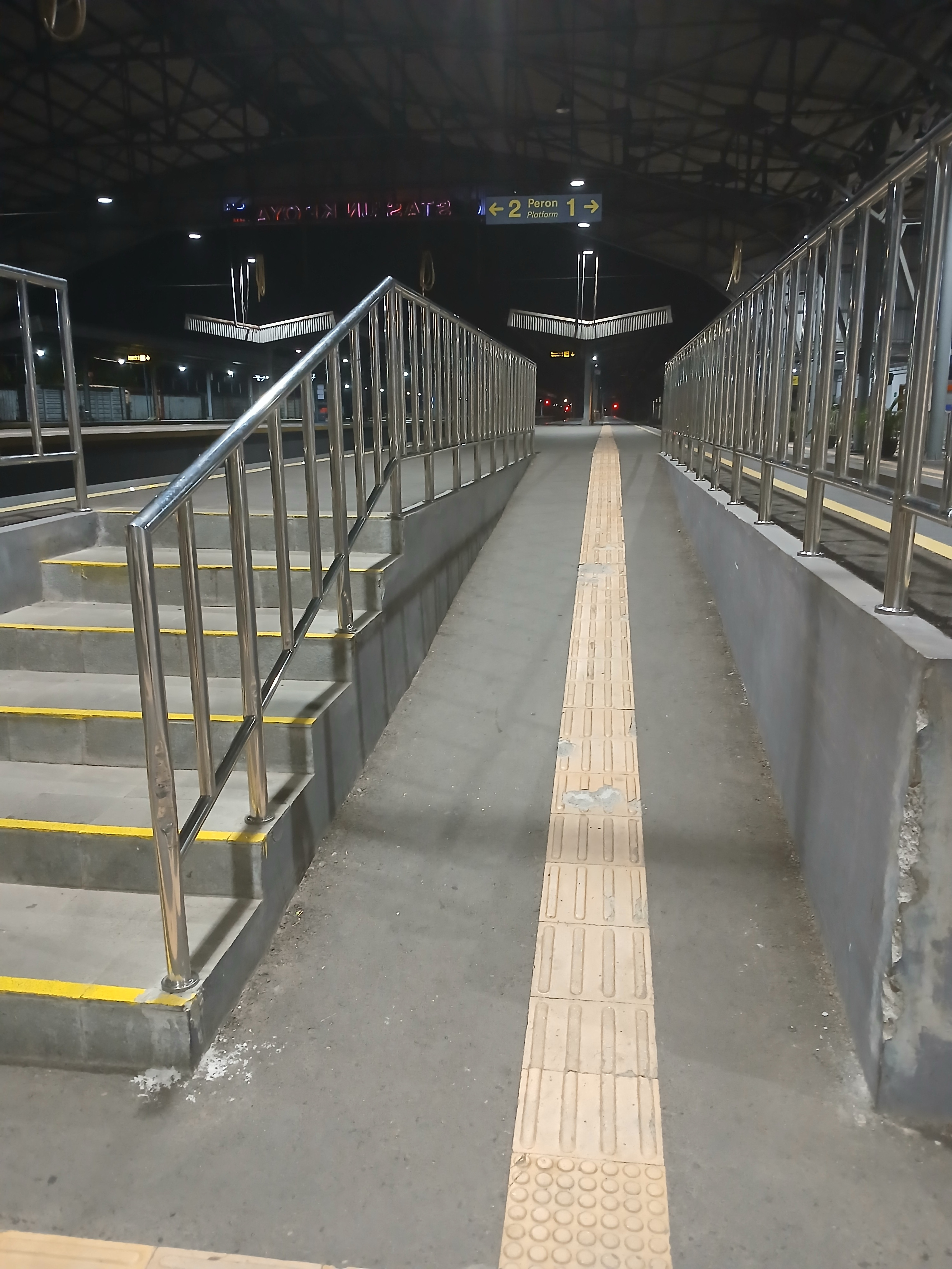 Area peron 1 dan 2 stasiun kroya