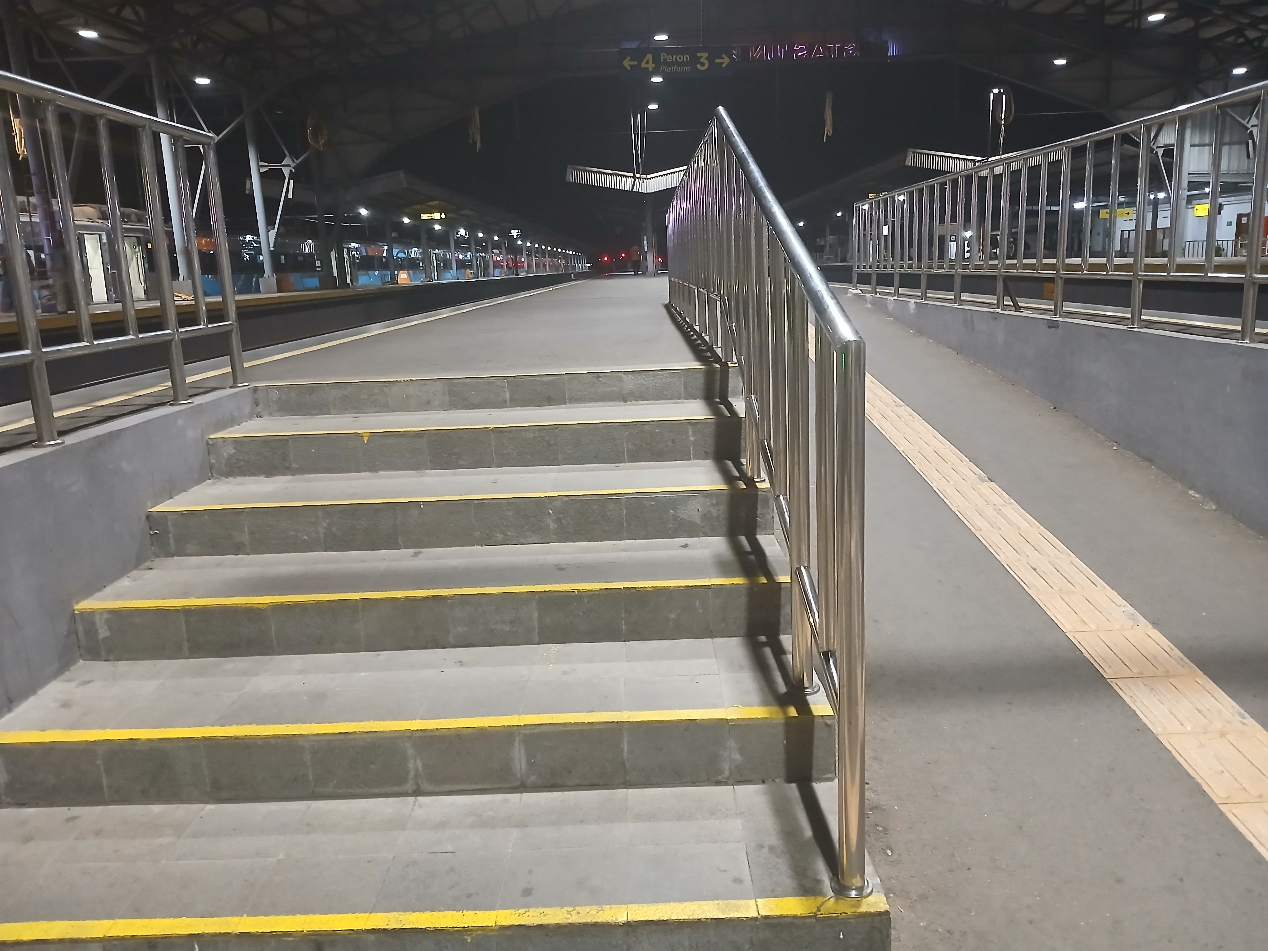 Area peron 3 dan 4 stasiun kroya