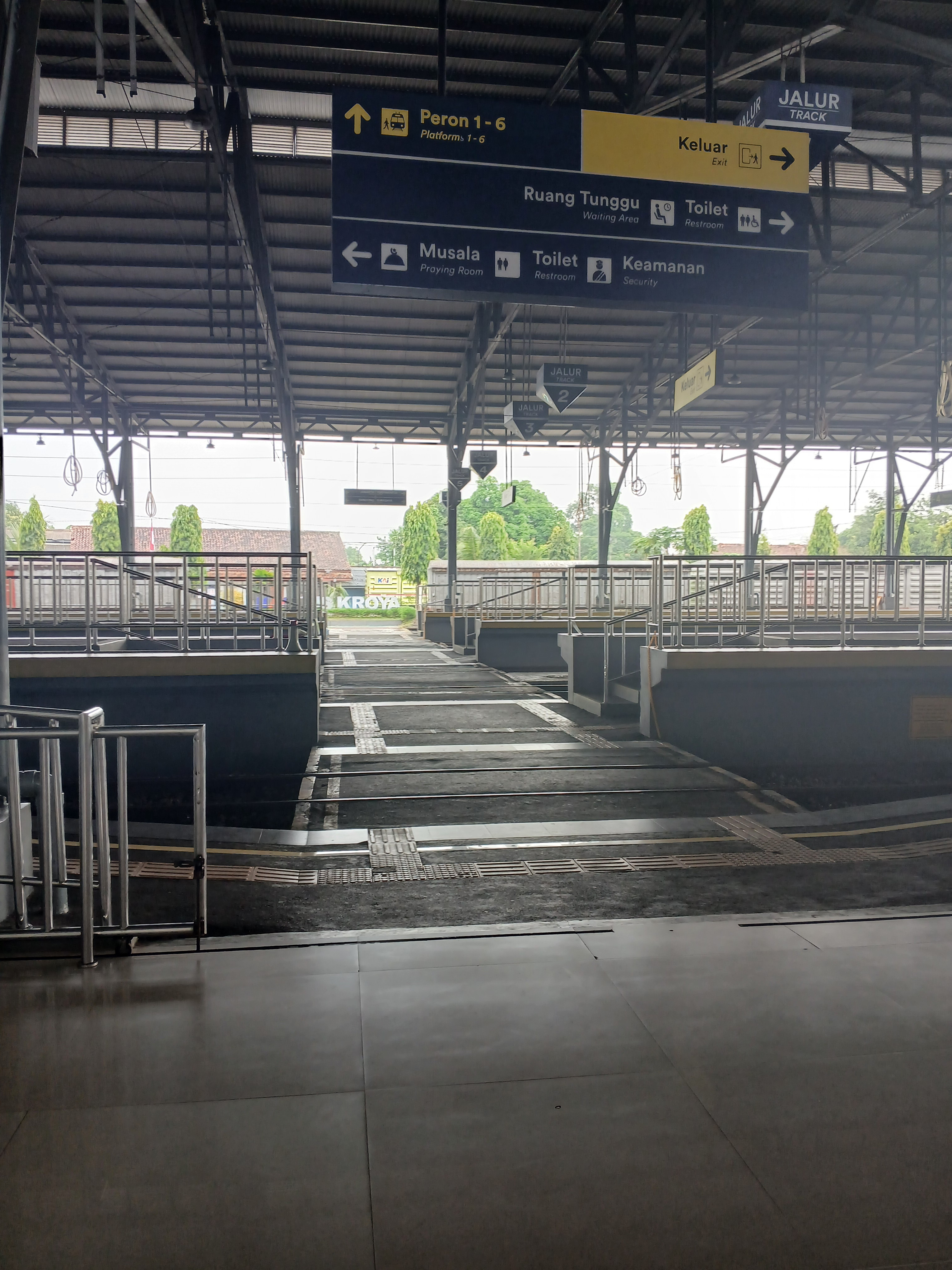 Area peron stasiun kroya