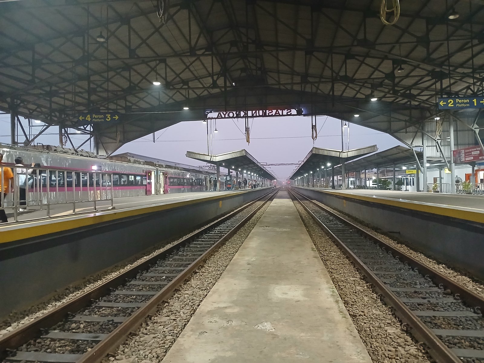 Foto Area peron stasiun kroya saat menjelang magrib di Indonesia