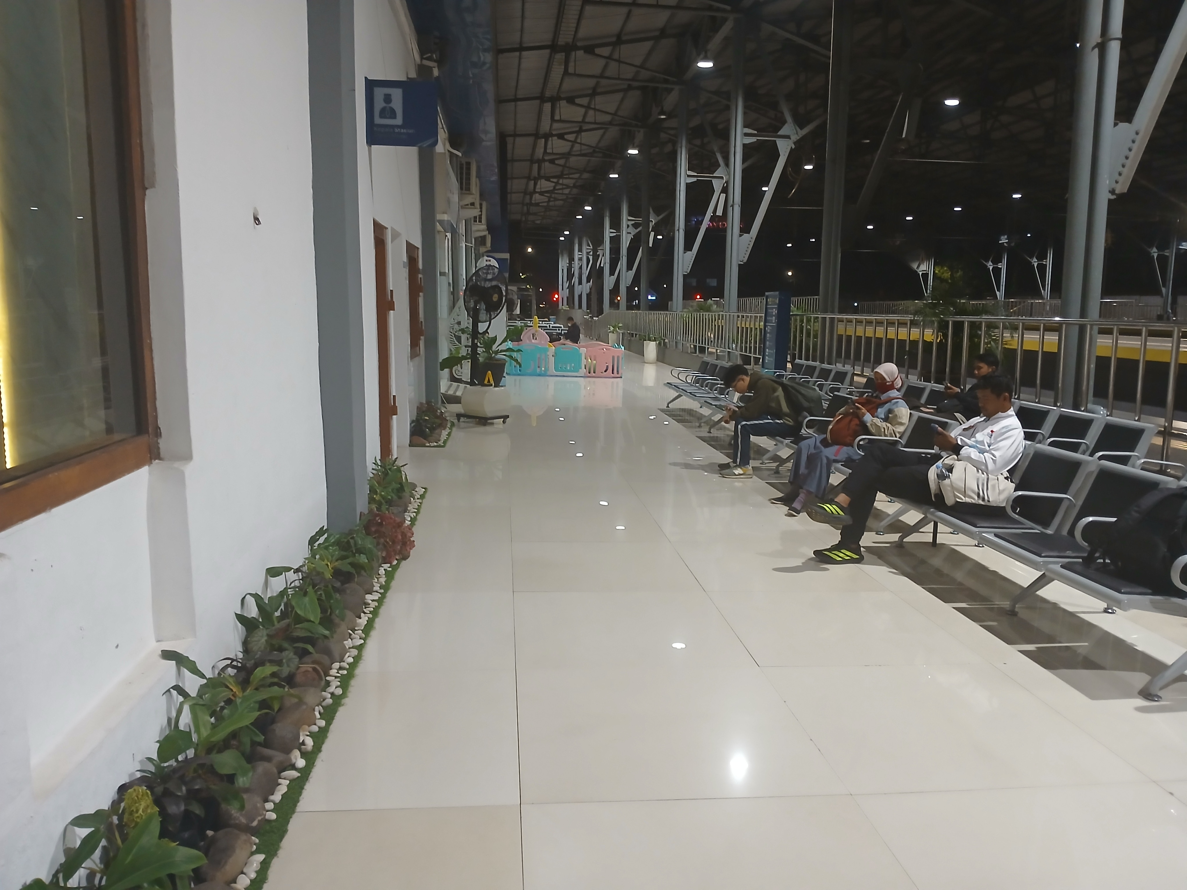 Area tunggu dalam sebelah barat stasiun kroya