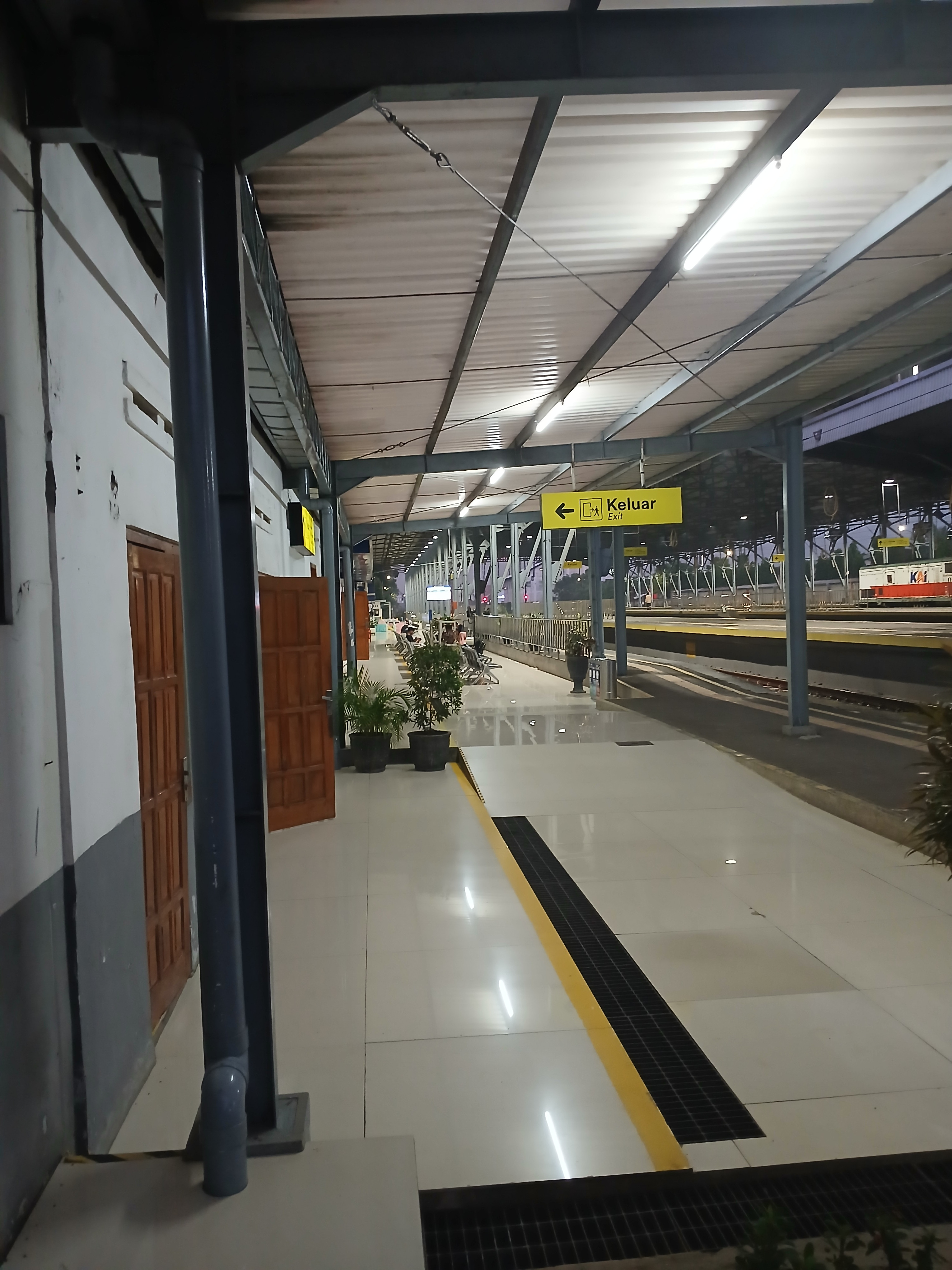 Area tunggu dalam sebelah timur stasiun kroya