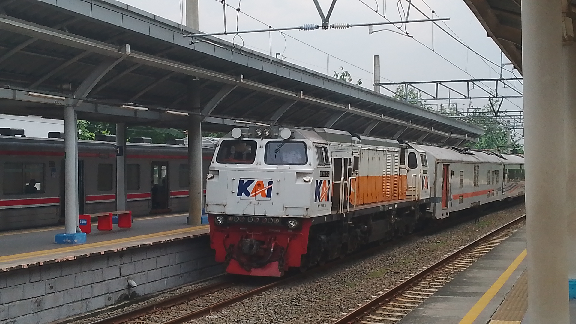 Argo Mermabu  di Stasiun Indonesia - foto kereta api terbaru
