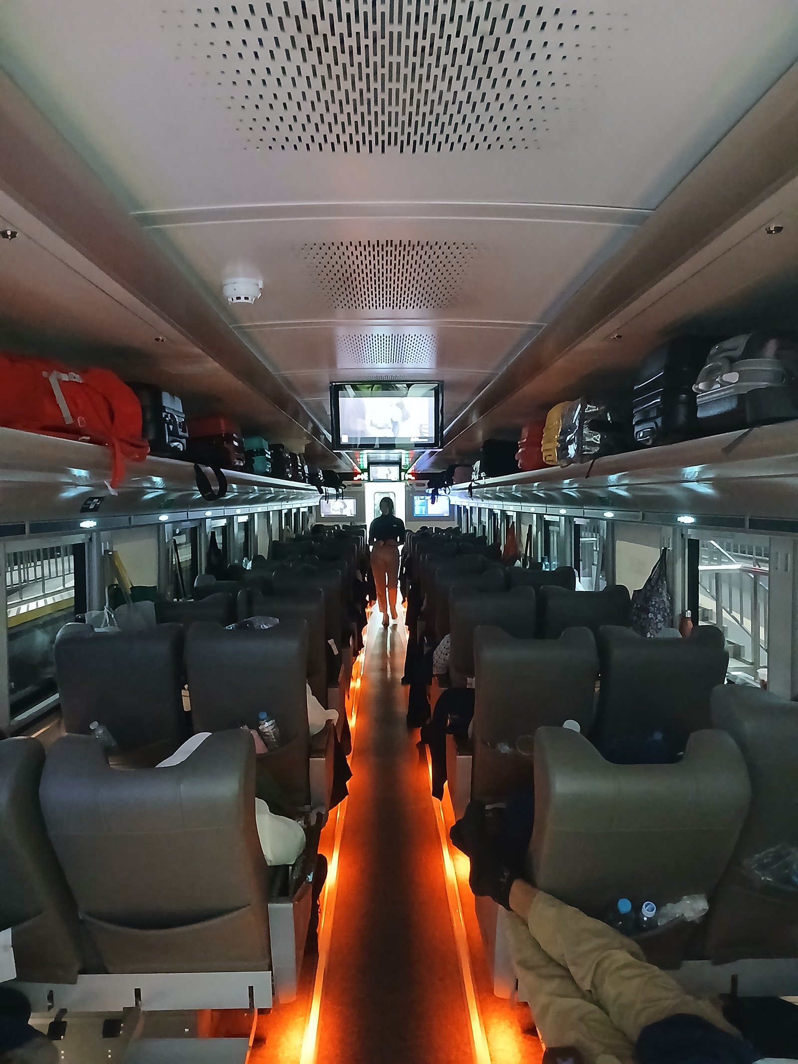 Ayo naik kereta api sekarang makin aman dan sehat 