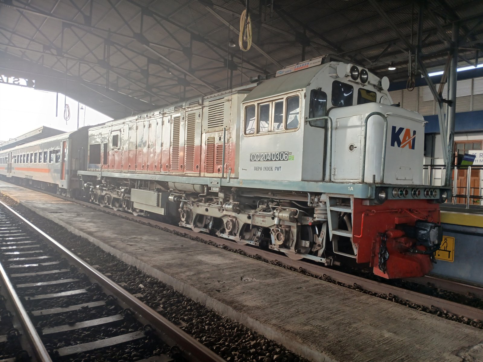 Begitu gagahnya lokomotif cc204 saat menarik rangkaian kereta serayu