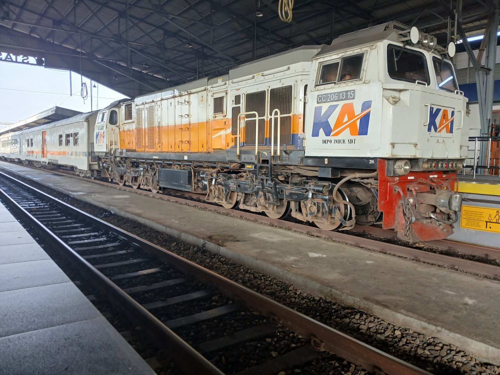 Begitu semangatnya lokomotif cc 206 13 15 saat menarik rangkaian kereta api purwojaya